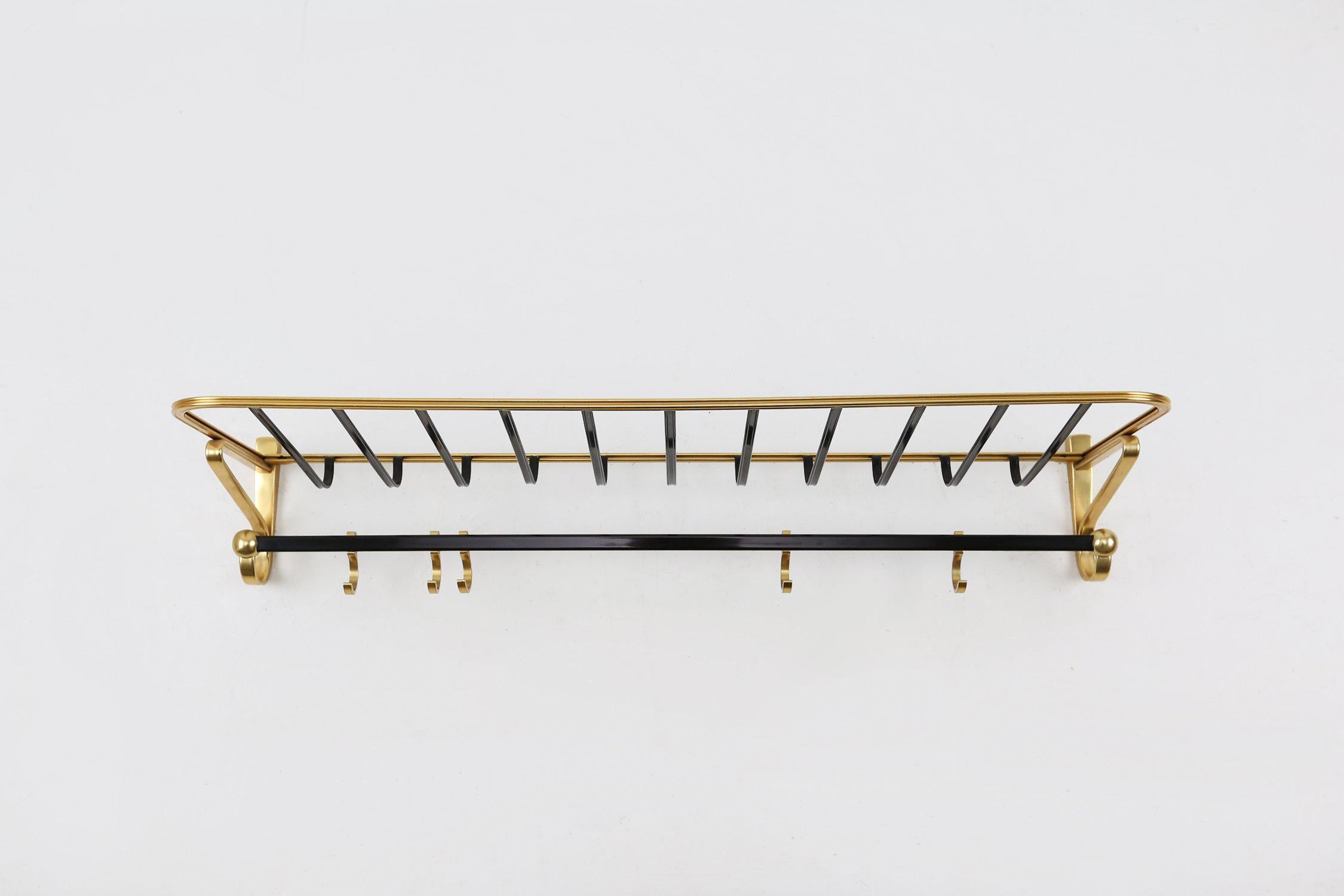 Mid-Century moderno Appendiabiti di metà secolo in alluminio nero e oro, Belgio 1960 in vendita