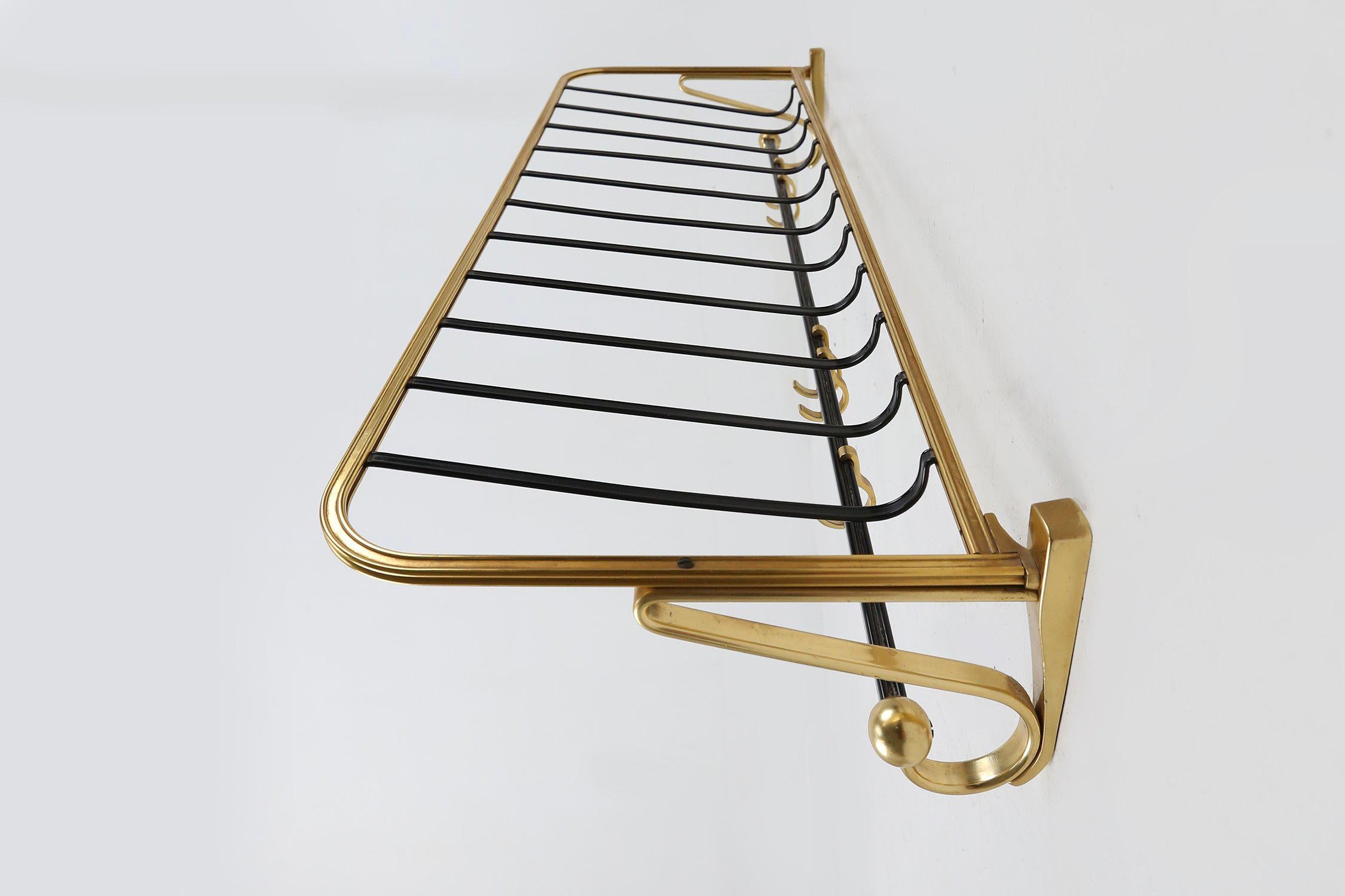 Belga Appendiabiti di metà secolo in alluminio nero e oro, Belgio 1960 in vendita