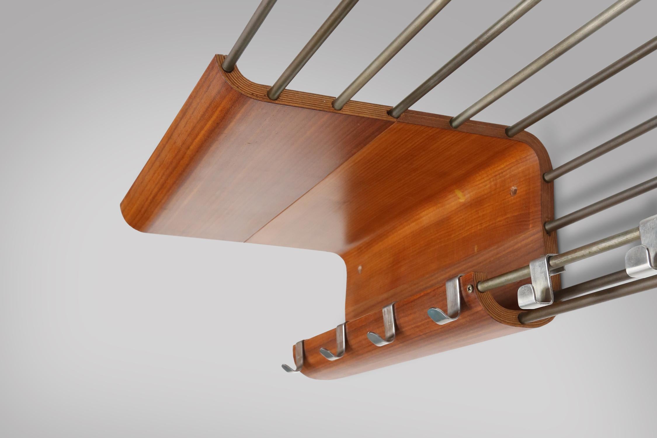 Mid-Century moderno Appendiabiti di metà secolo di De Coene in compensato curvato, Belgio 1960 in vendita