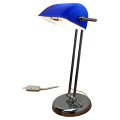 Lampe de bureau de bibliothèque du milieu du siècle en verre cobalt et chrome   