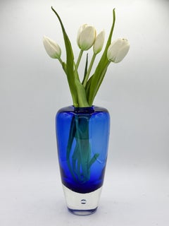 Vaso in vetro artistico blu cobalto di metà secolo con base pesante e trasparente