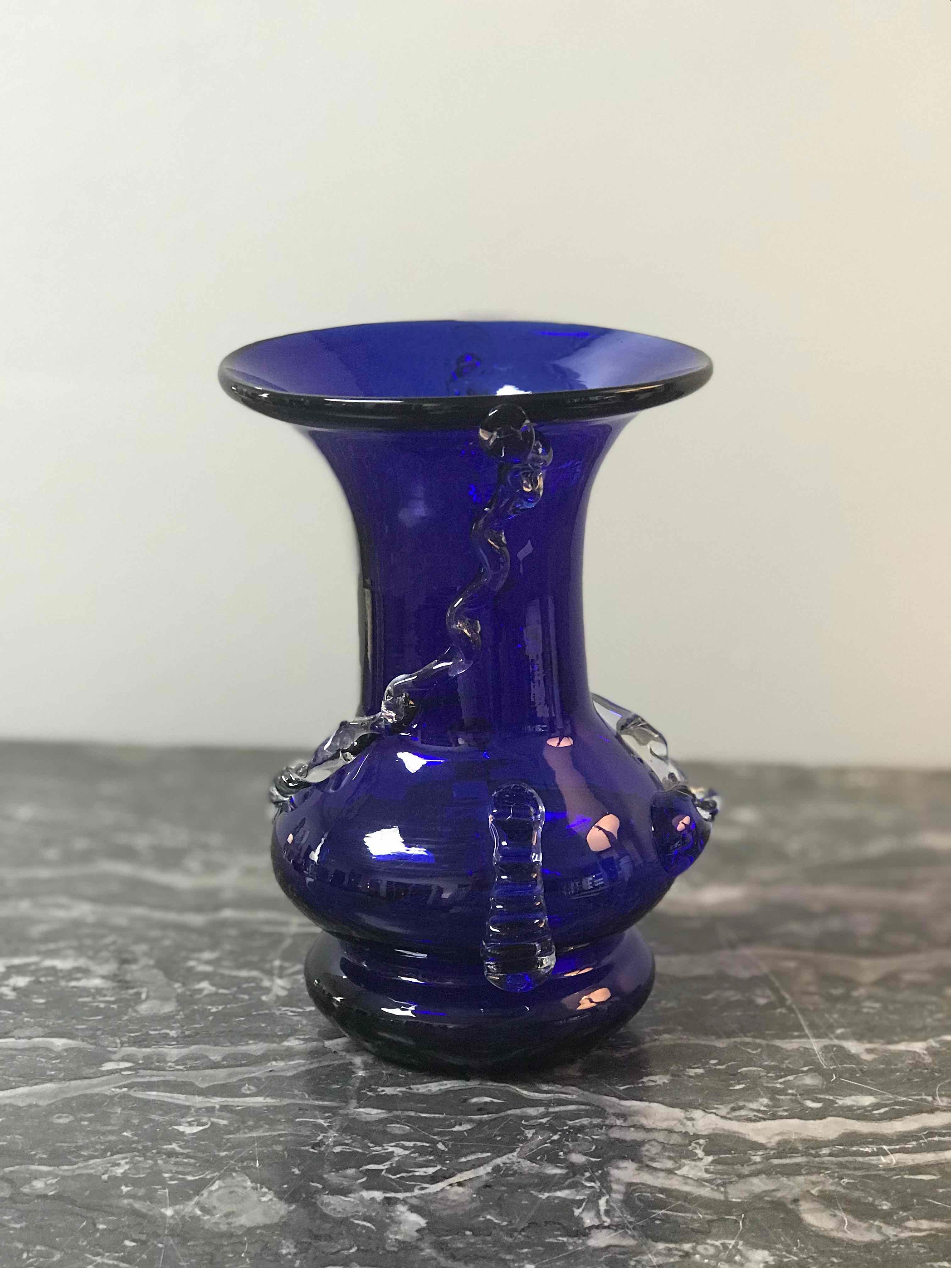 Vase en verre soufflé bleu cobalt du milieu du siècle avec décoration en verre transparent. 