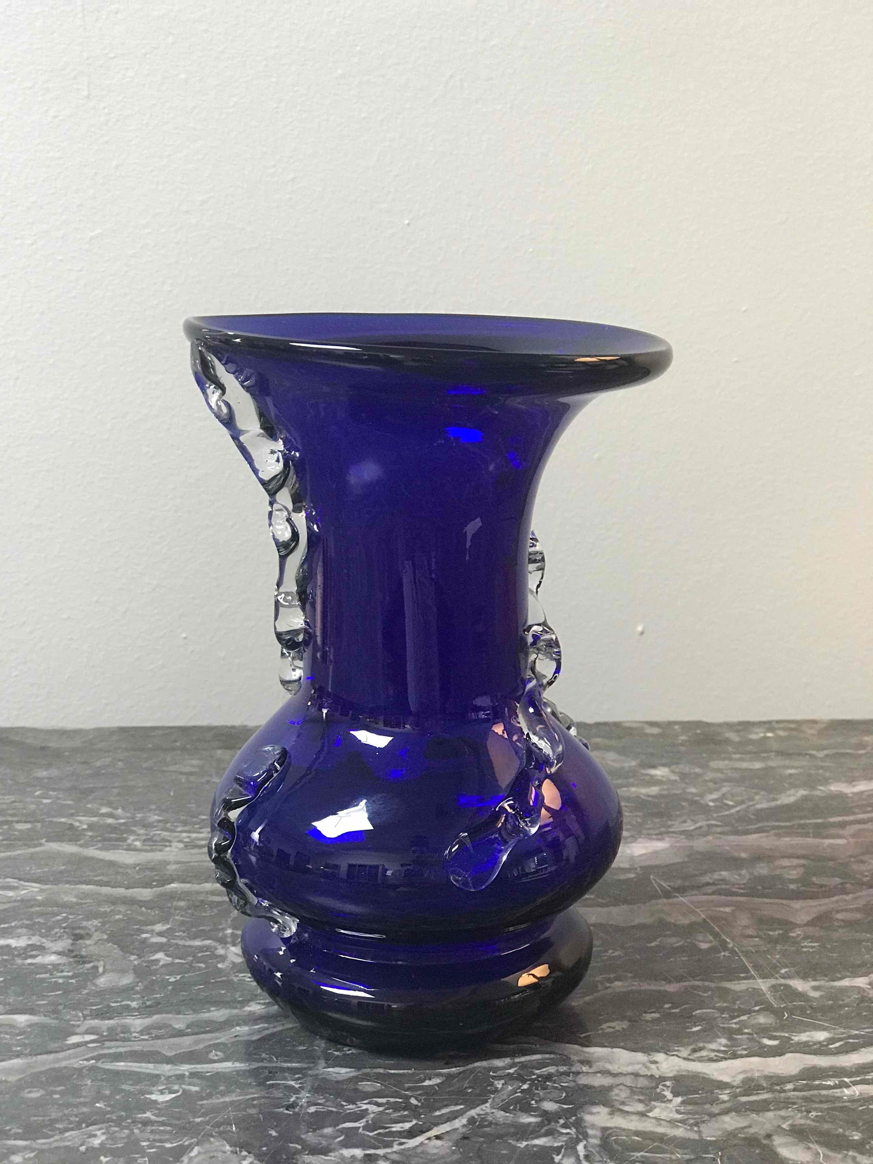 Américain Vase en verre soufflé bleu cobalt mi-siècle avec décoration en verre transparent