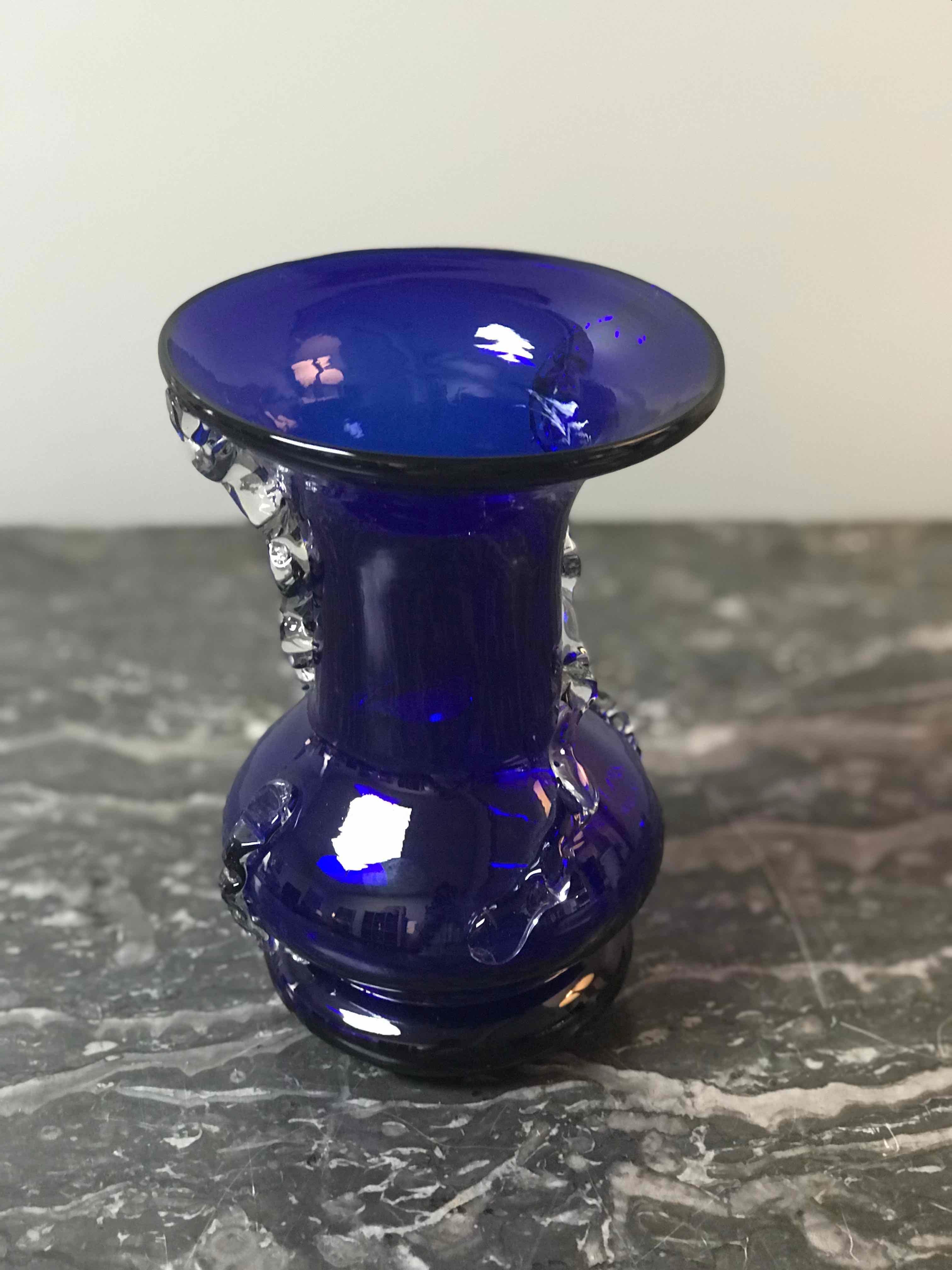Vase en verre soufflé bleu cobalt mi-siècle avec décoration en verre transparent Bon état à Los Angeles, CA