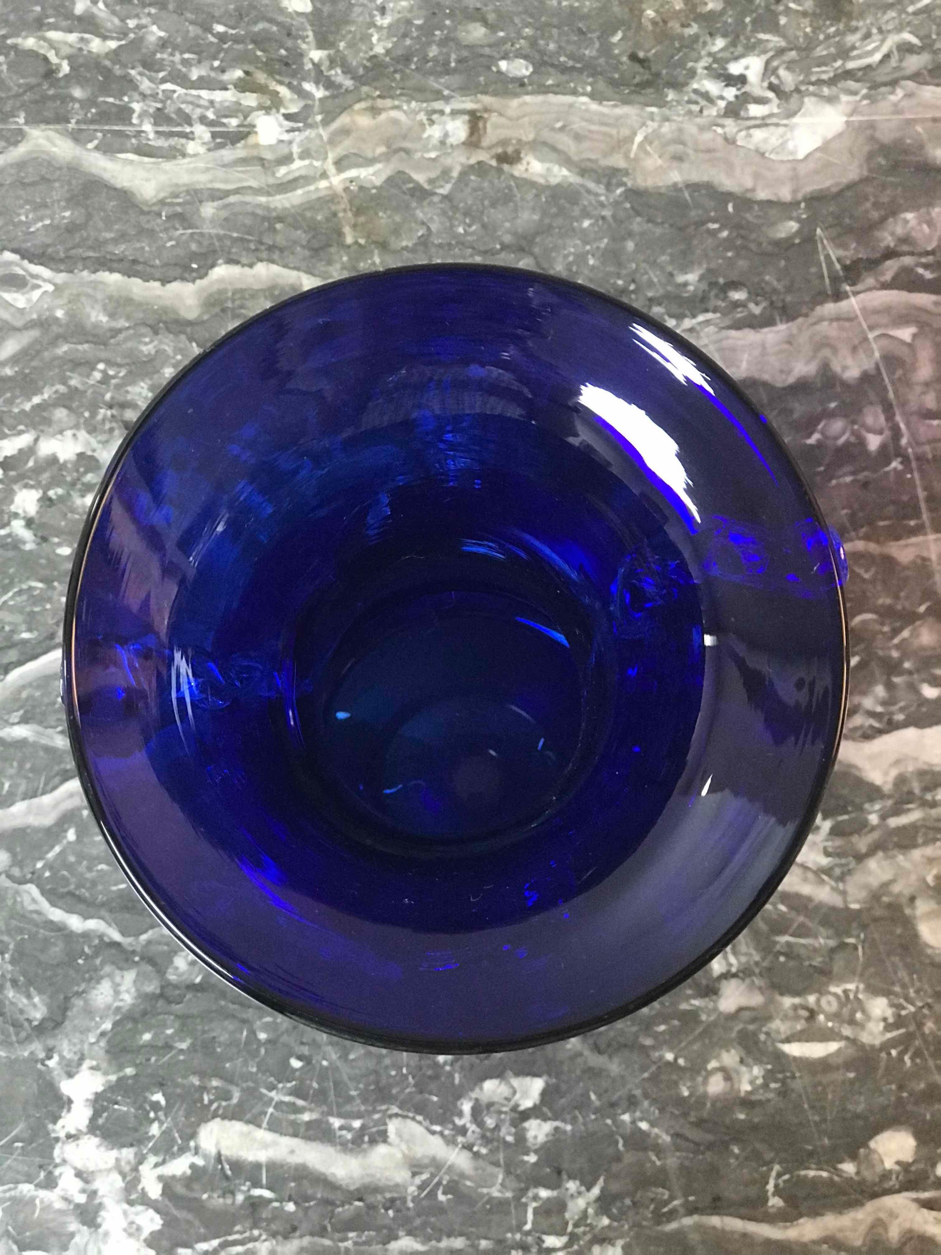Milieu du XXe siècle Vase en verre soufflé bleu cobalt mi-siècle avec décoration en verre transparent