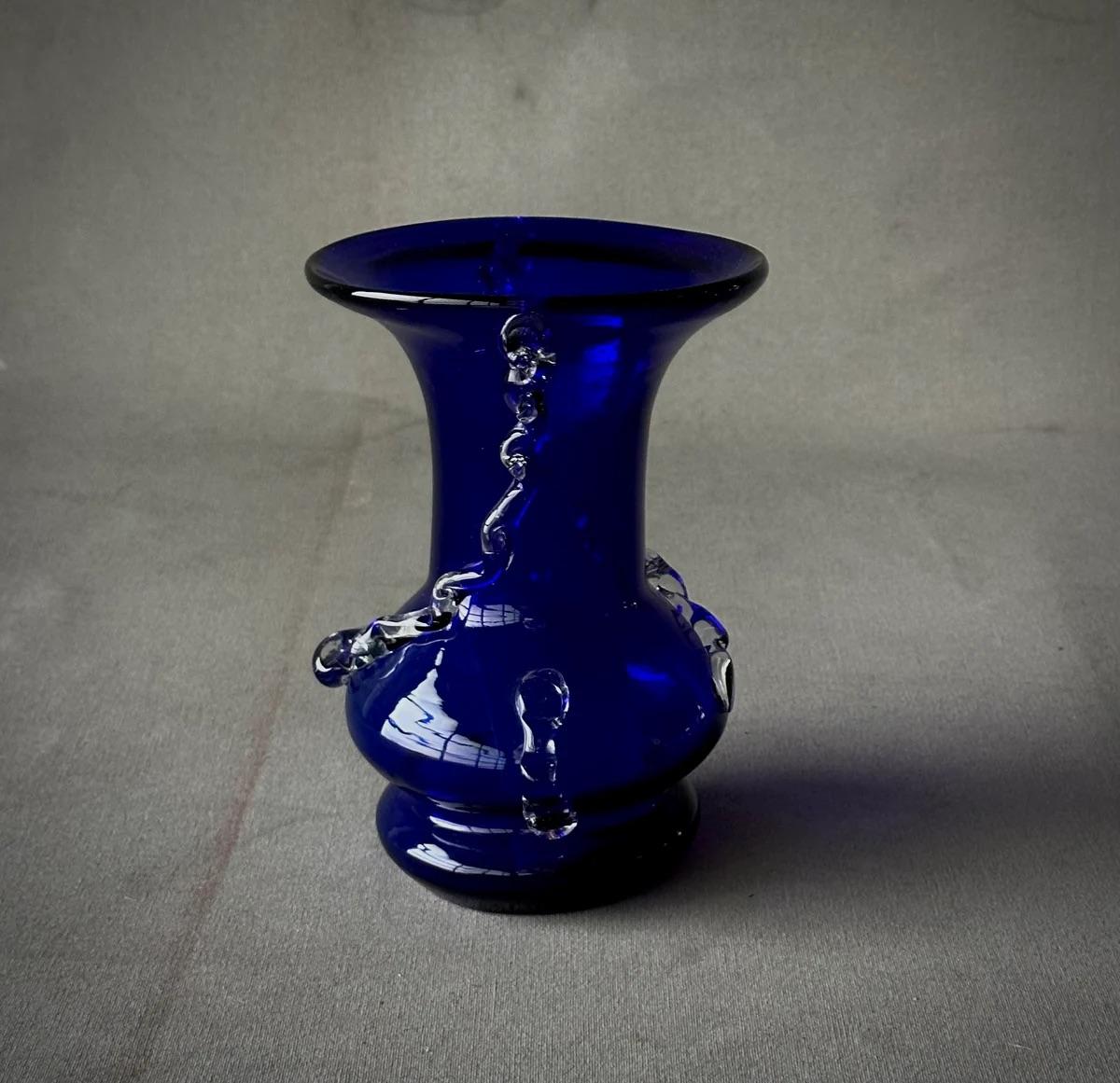 Americano Vaso in vetro soffiato blu cobalto di metà secolo con decorazione in vetro trasparente in vendita