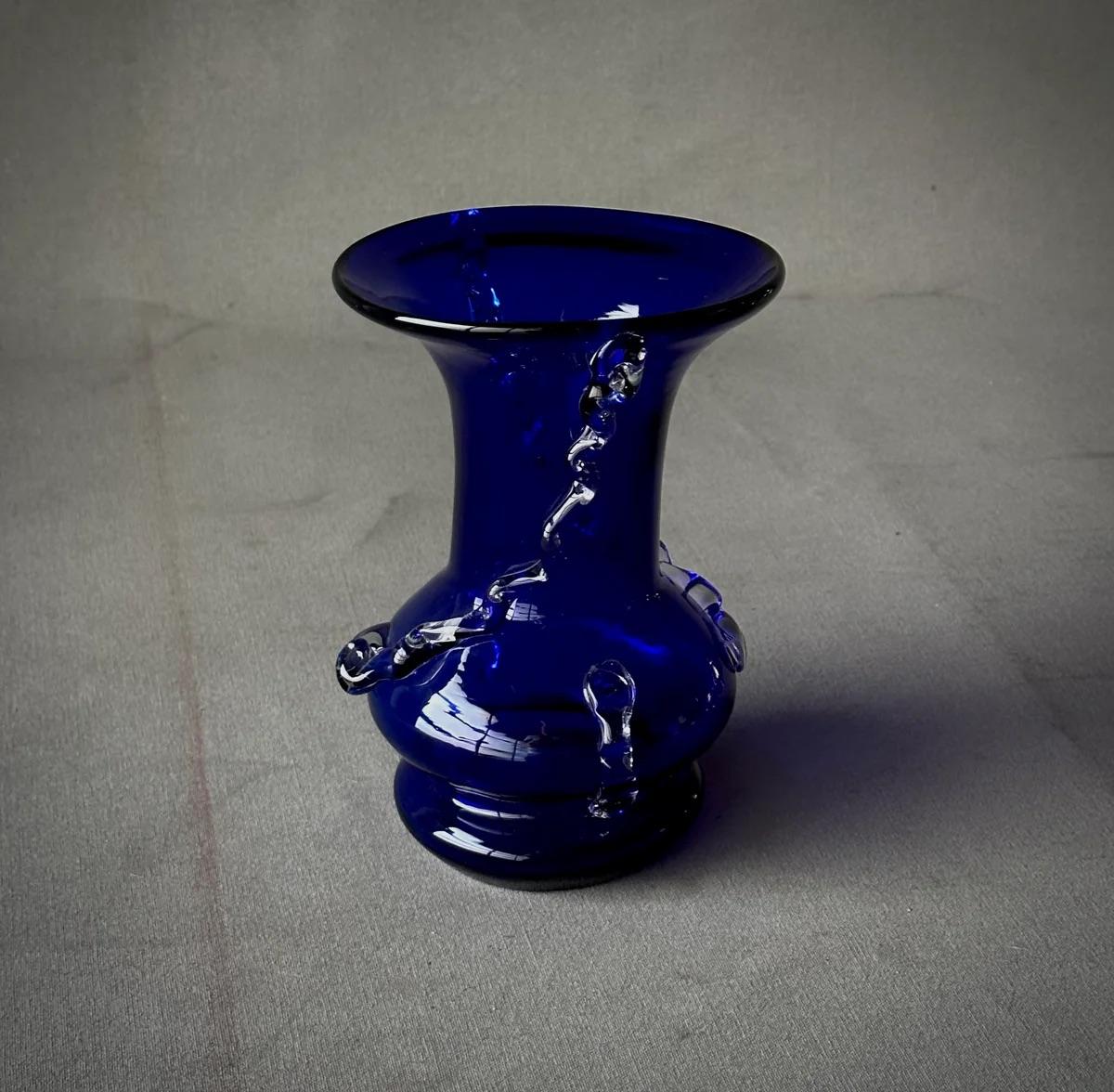 Vaso in vetro soffiato blu cobalto di metà secolo con decorazione in vetro trasparente In condizioni buone in vendita a Los Angeles, CA