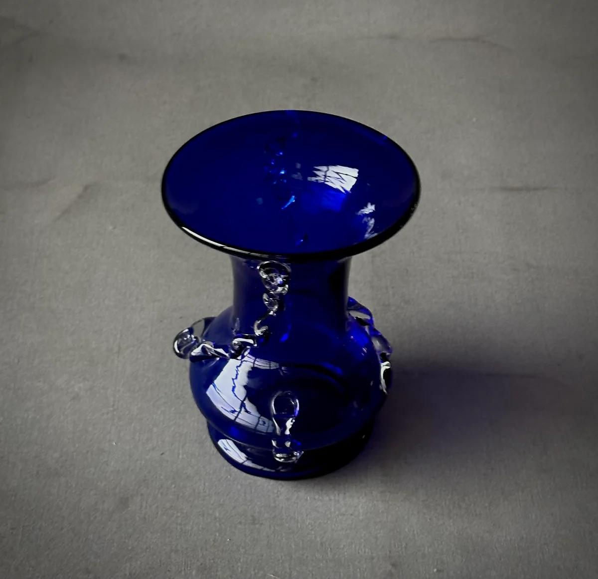 Metà XX secolo Vaso in vetro soffiato blu cobalto di metà secolo con decorazione in vetro trasparente in vendita
