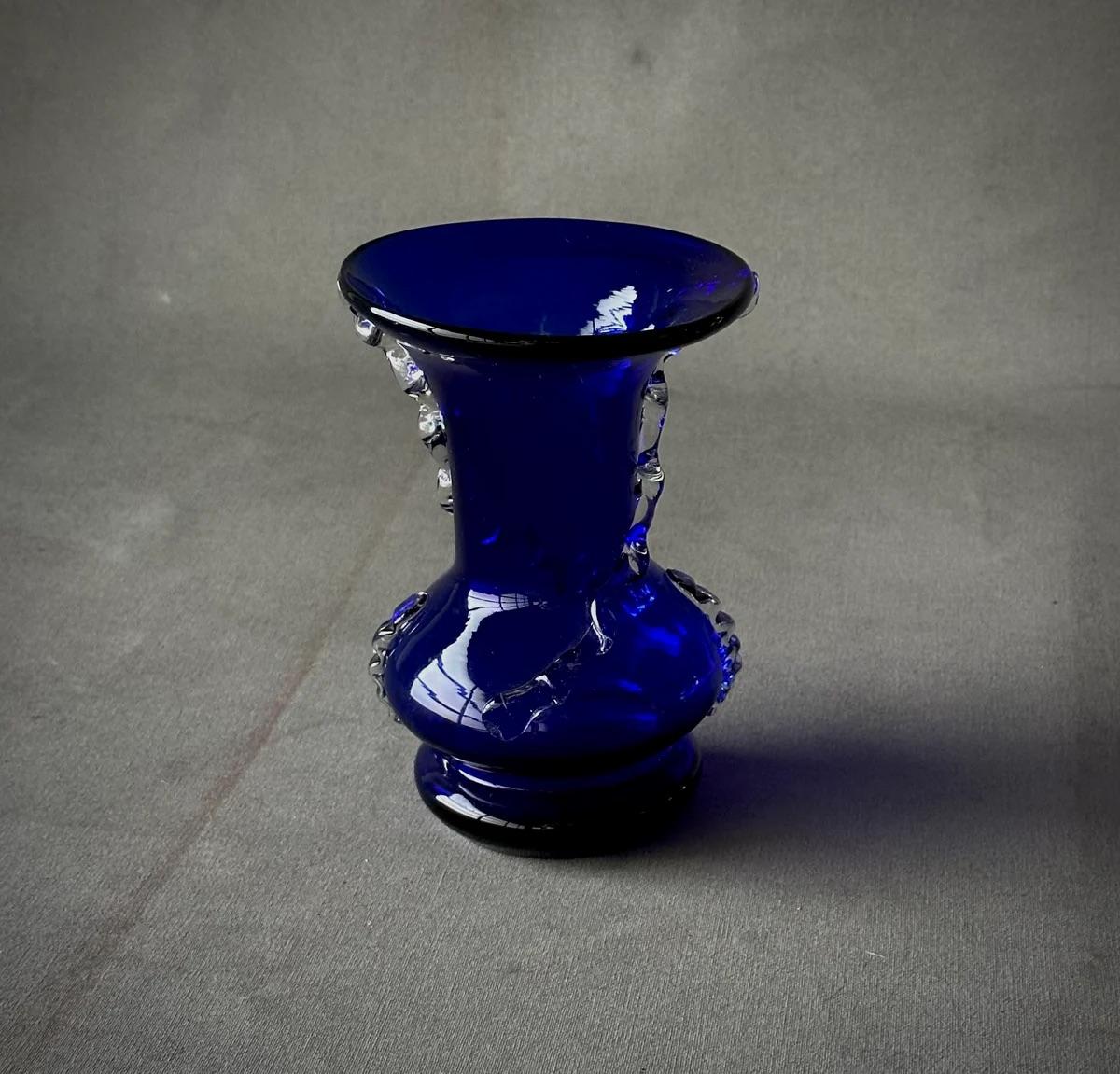 Vetro soffiato Vaso in vetro soffiato blu cobalto di metà secolo con decorazione in vetro trasparente in vendita