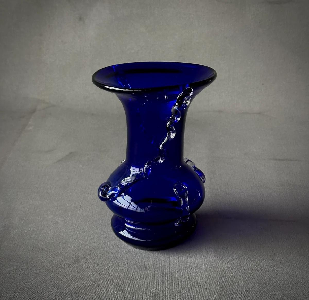 Vaso in vetro soffiato blu cobalto di metà secolo con decorazione in vetro trasparente in vendita 1