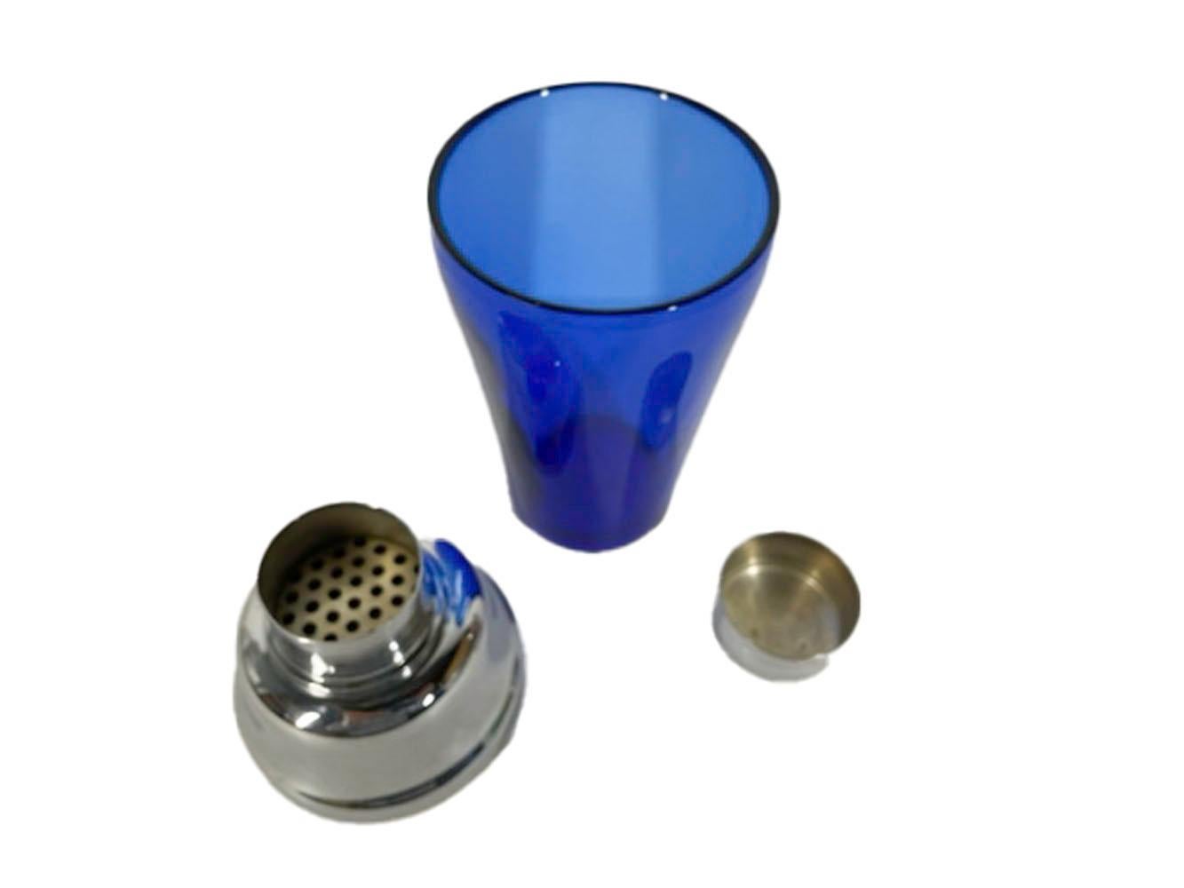 Mid-Century Modern Shaker à cocktail en verre bleu cobalt du milieu du siècle avec couvercle à haut dôme chromé en vente