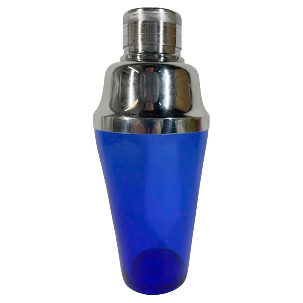 Shaker à cocktail en verre bleu cobalt du milieu du siècle avec couvercle à haut dôme chromé