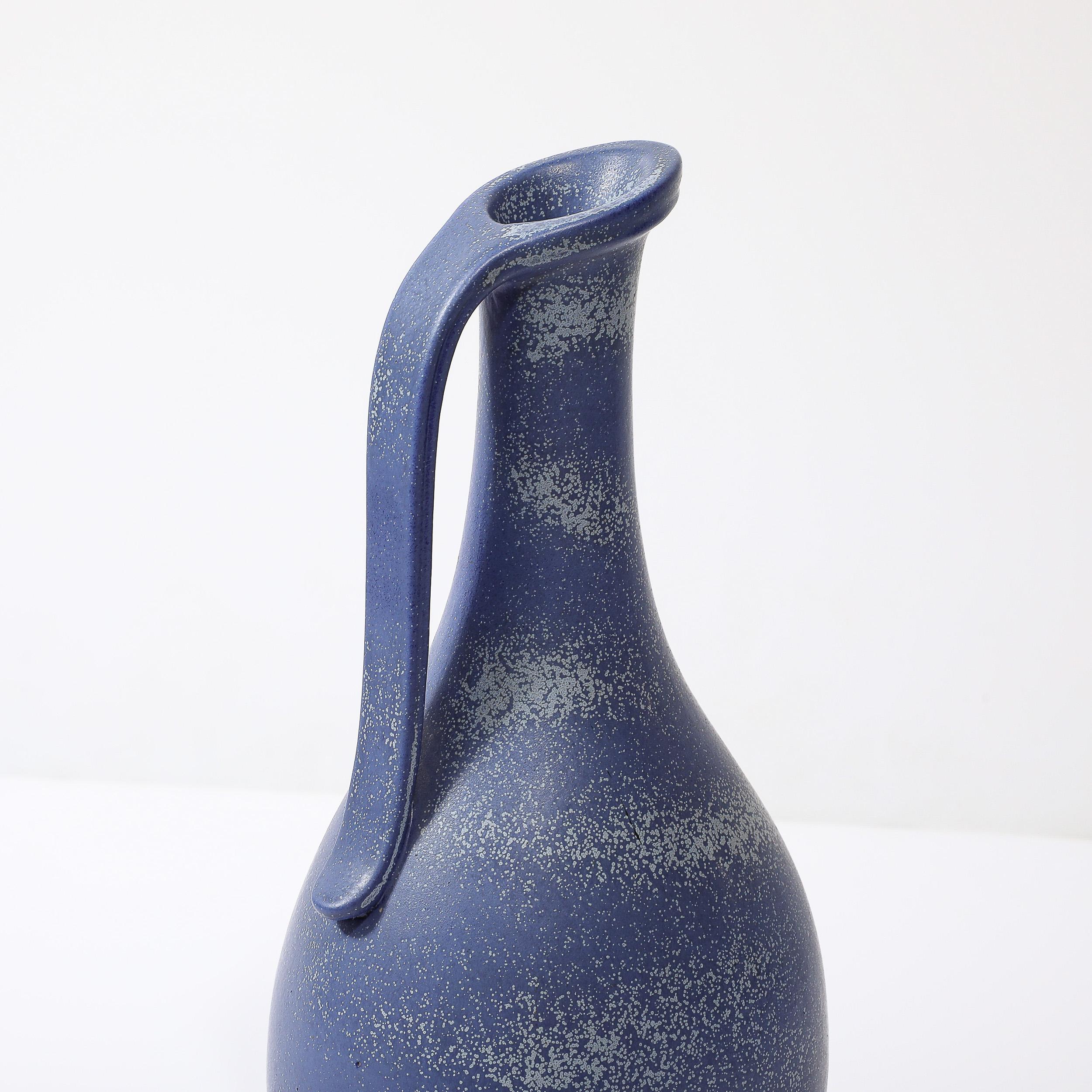 Ce pichet en céramique émaillée bleu cobalt, bien équilibré et magnifiquement coloré, de style moderniste du milieu du siècle, par Gunnar Nylund pour Rörstrand, provient de Suède, vers 1950. Avec un corps arrondi et un col effilé, la bouche du vase