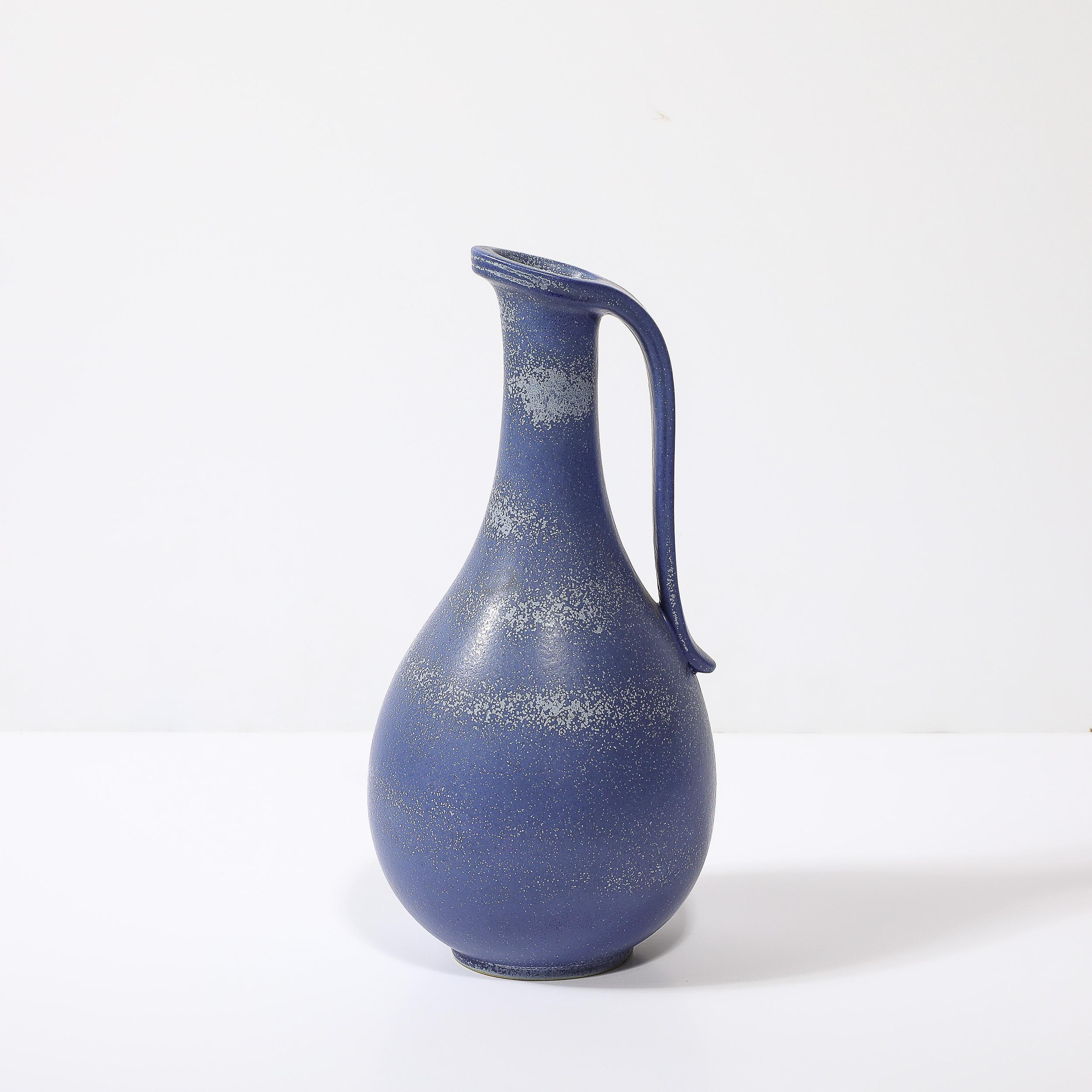 Mid-Century Modern Pichet en céramique émaillée bleu cobalt du milieu du siècle par Gunnar Nylund pour Rörstrand en vente
