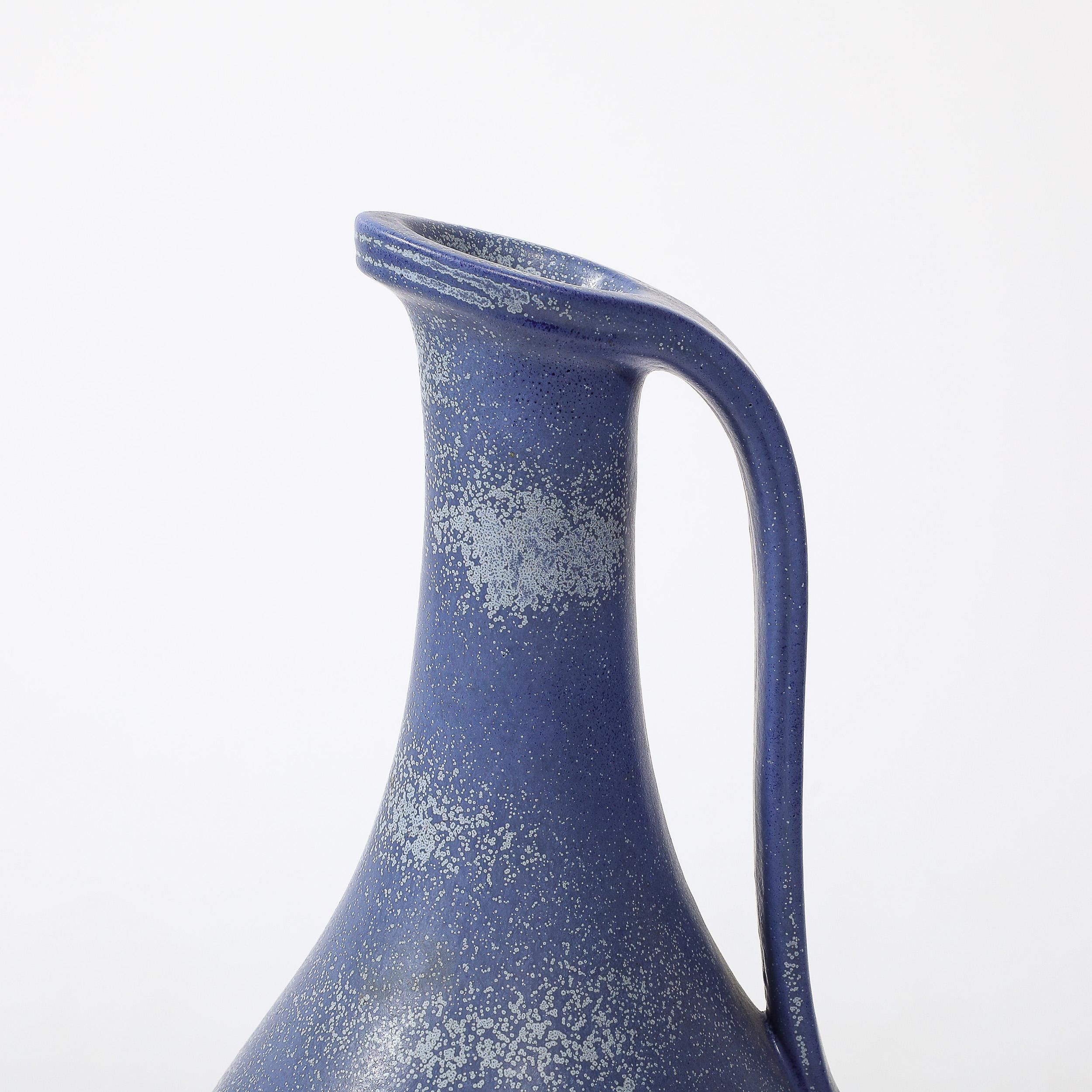 Suédois Pichet en céramique émaillée bleu cobalt du milieu du siècle par Gunnar Nylund pour Rörstrand en vente