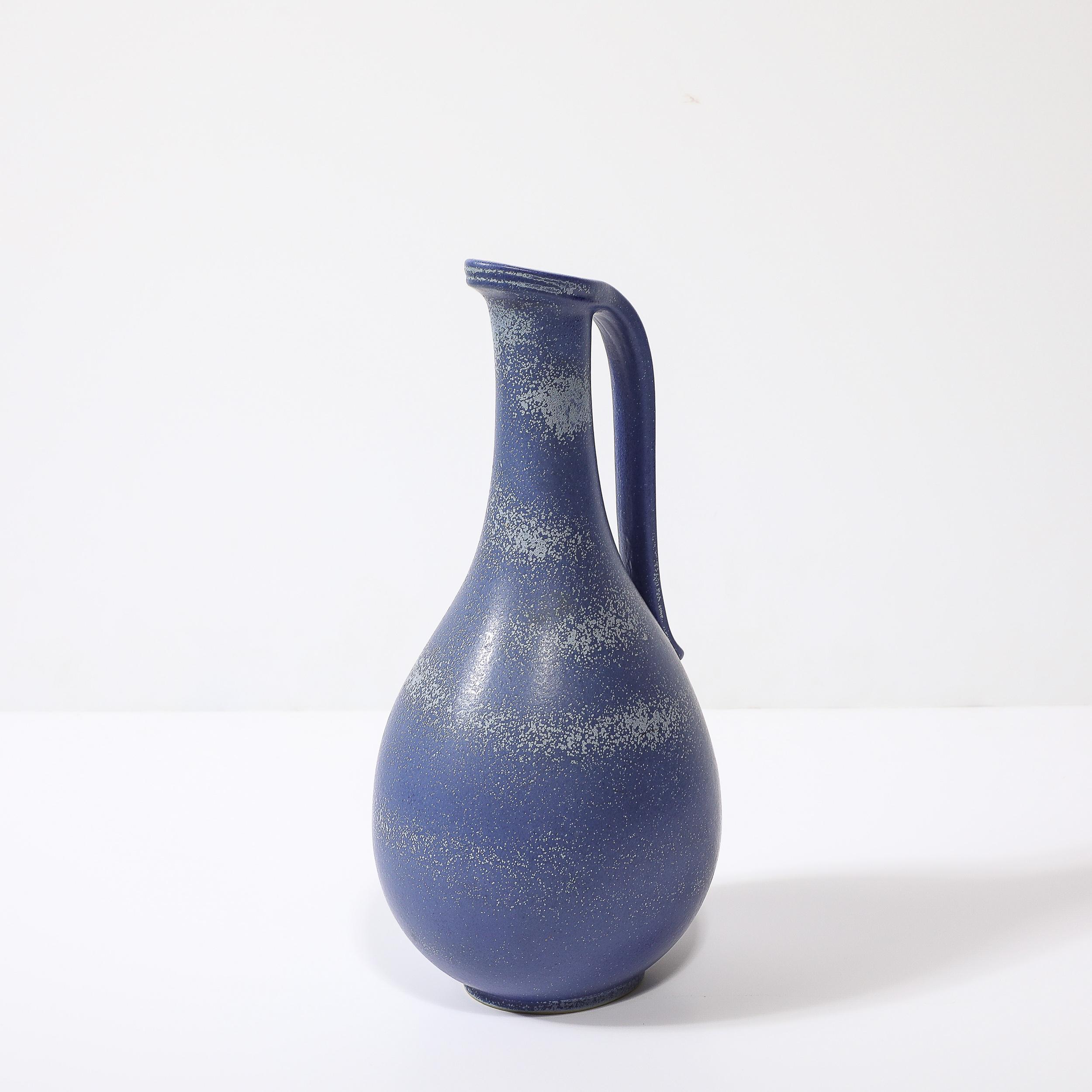 Pichet en céramique émaillée bleu cobalt du milieu du siècle par Gunnar Nylund pour Rörstrand Excellent état - En vente à New York, NY