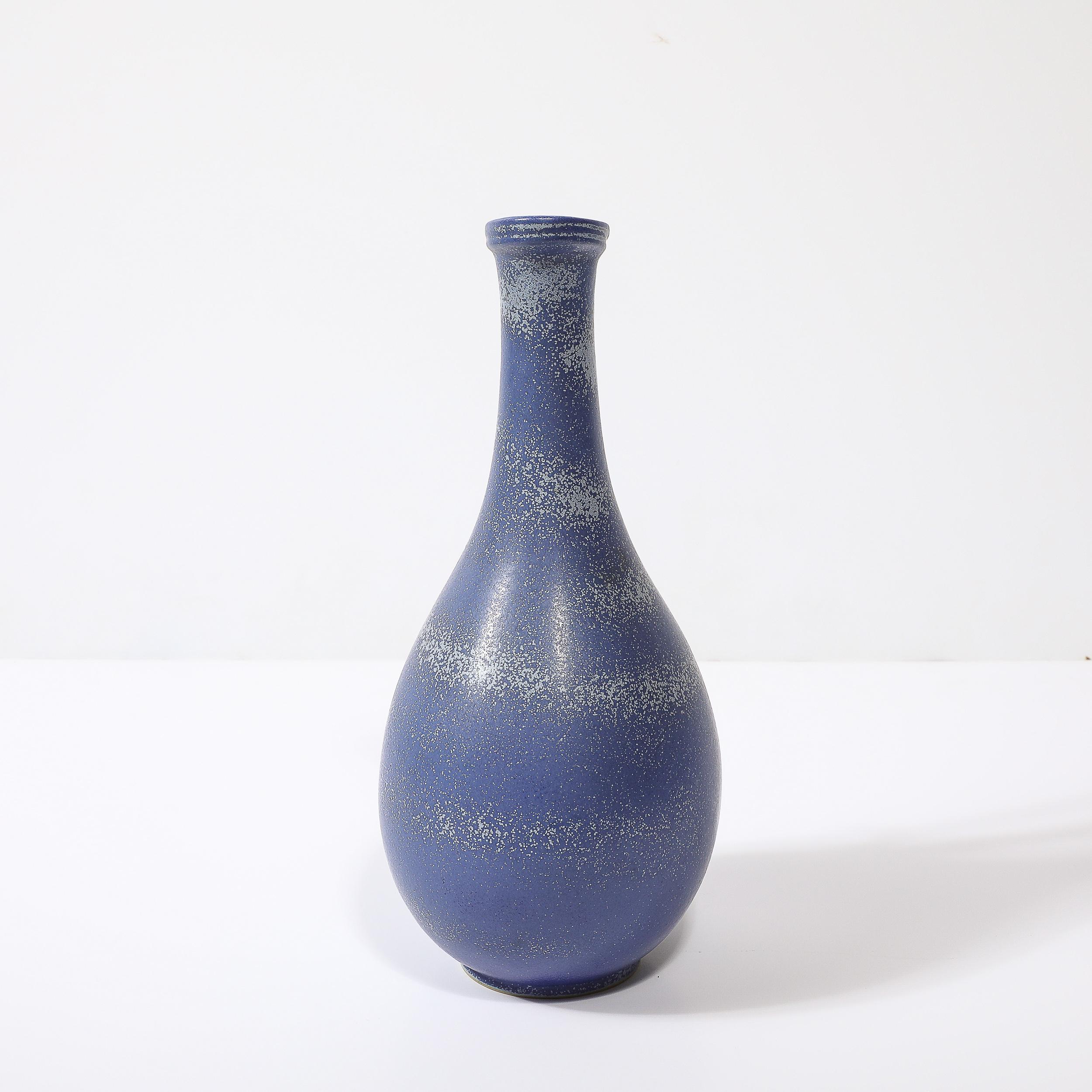 Milieu du XXe siècle Pichet en céramique émaillée bleu cobalt du milieu du siècle par Gunnar Nylund pour Rörstrand en vente