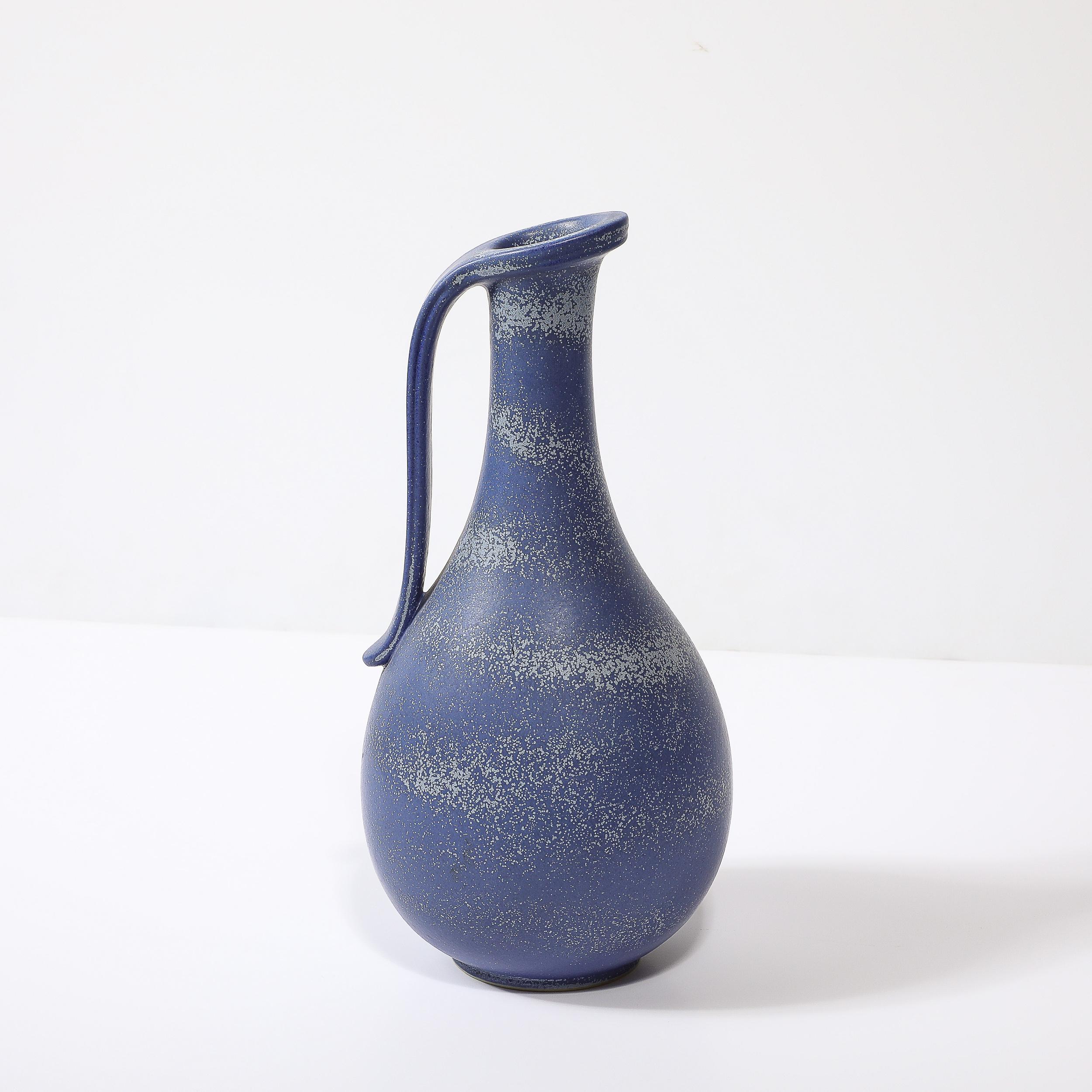 Céramique Pichet en céramique émaillée bleu cobalt du milieu du siècle par Gunnar Nylund pour Rörstrand en vente