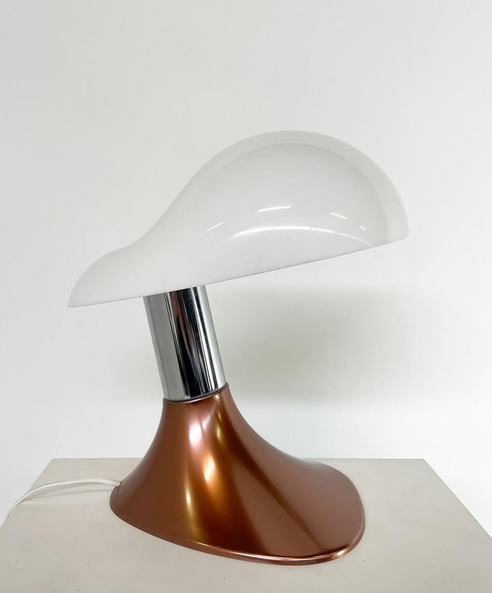 Mid-Century 'Cobra' Table Lamp by Harvey Guzzini, Italy, 1960s In Good Condition For Sale In Brussels, BE