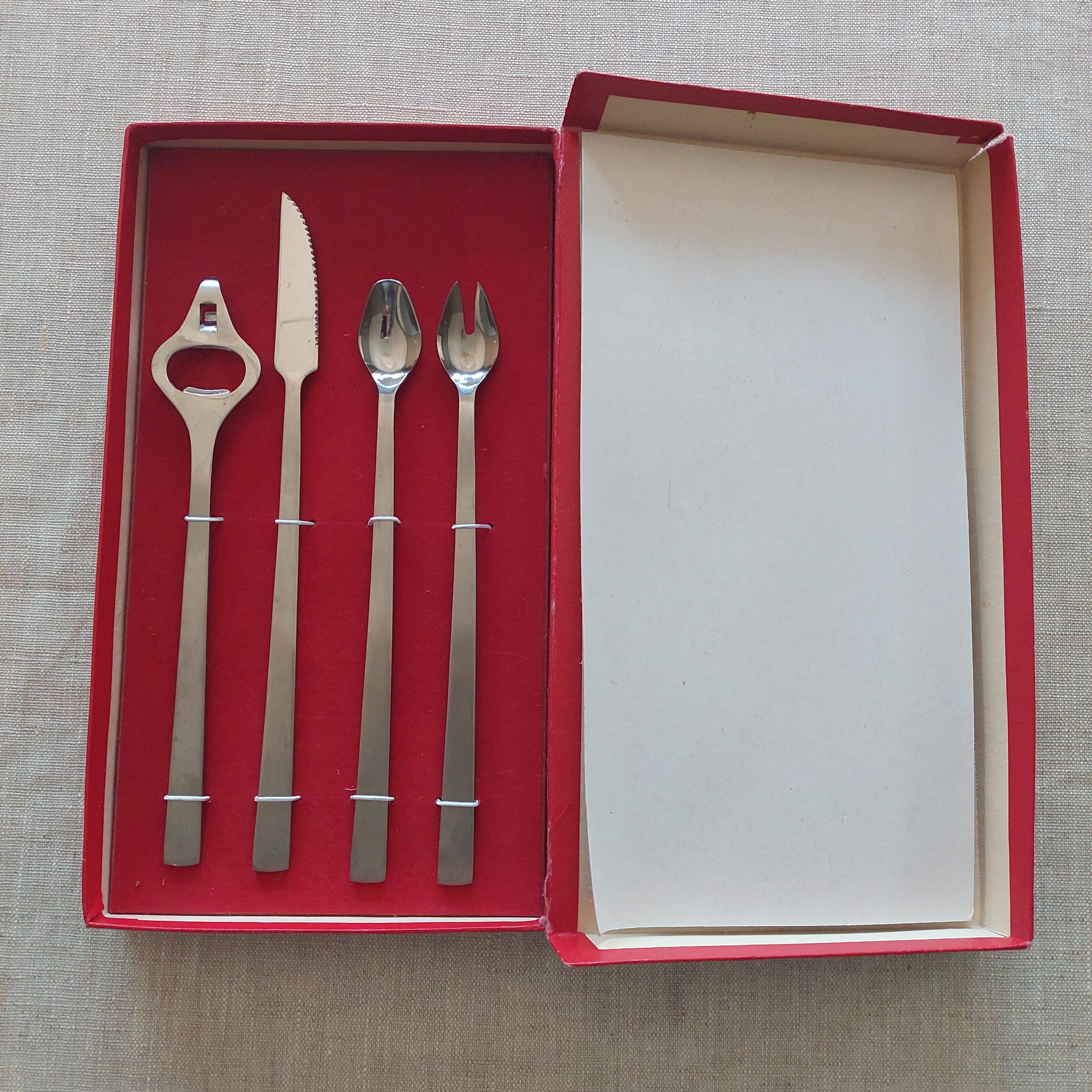 This vintage MCM stainless steel barware set/cocktail
/martini tools, made by Foreign; circa 1960/70 will be a fabulous set for your bar or cocktail cart.

This is a four piece set, with a spoon, a 2 prong fork, a knife, and a bottle opener.