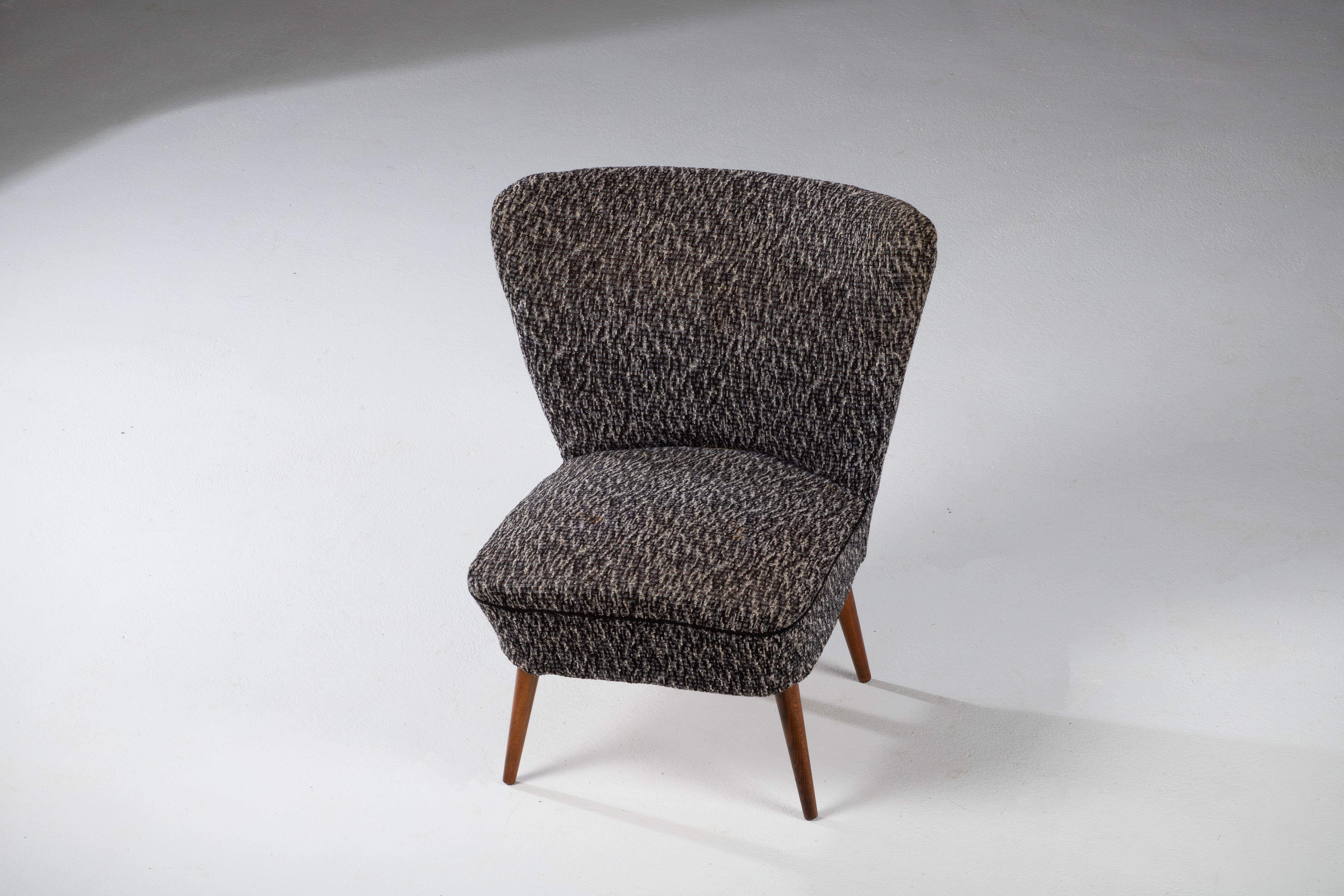 Cockatil-Sessel aus der Mitte des Jahrhunderts mit schöner Patina und Eichenholzstruktur. Elegantes Design und hoher Komfort.
Zeigt Gebrauchsspuren und einen kleinen Fleck auf dem Stoff.

