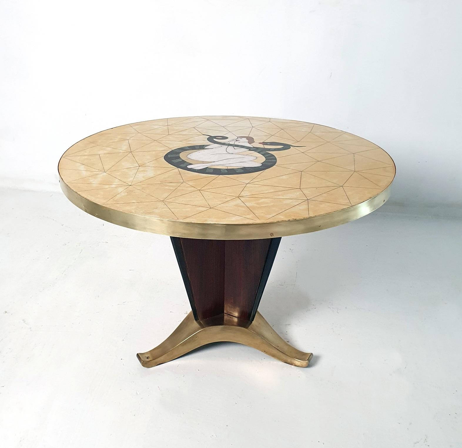 Dieser beeindruckende runde Couchtisch aus den späten 1940er Jahren besticht durch sein einzigartiges Design. Der massive, gegossene Dreibeinfuß mit einer Säule aus Ahornholz in sattem Braun mit schwarzen Details führt hinauf zur prächtigen Platte.