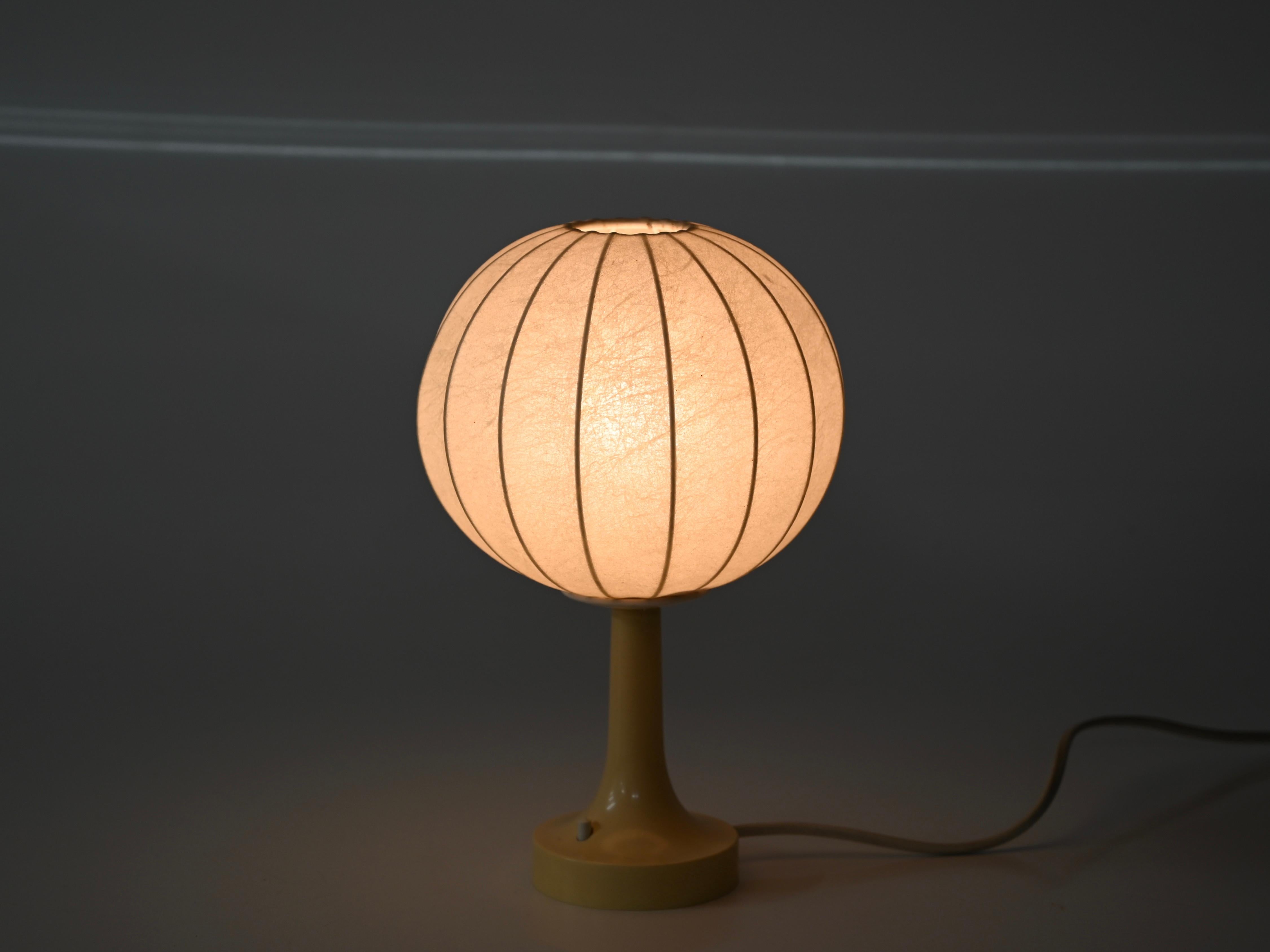 Lampada da tavolo con base in crema Cocoon di Castiglioni, metà secolo 1960 in vendita 4