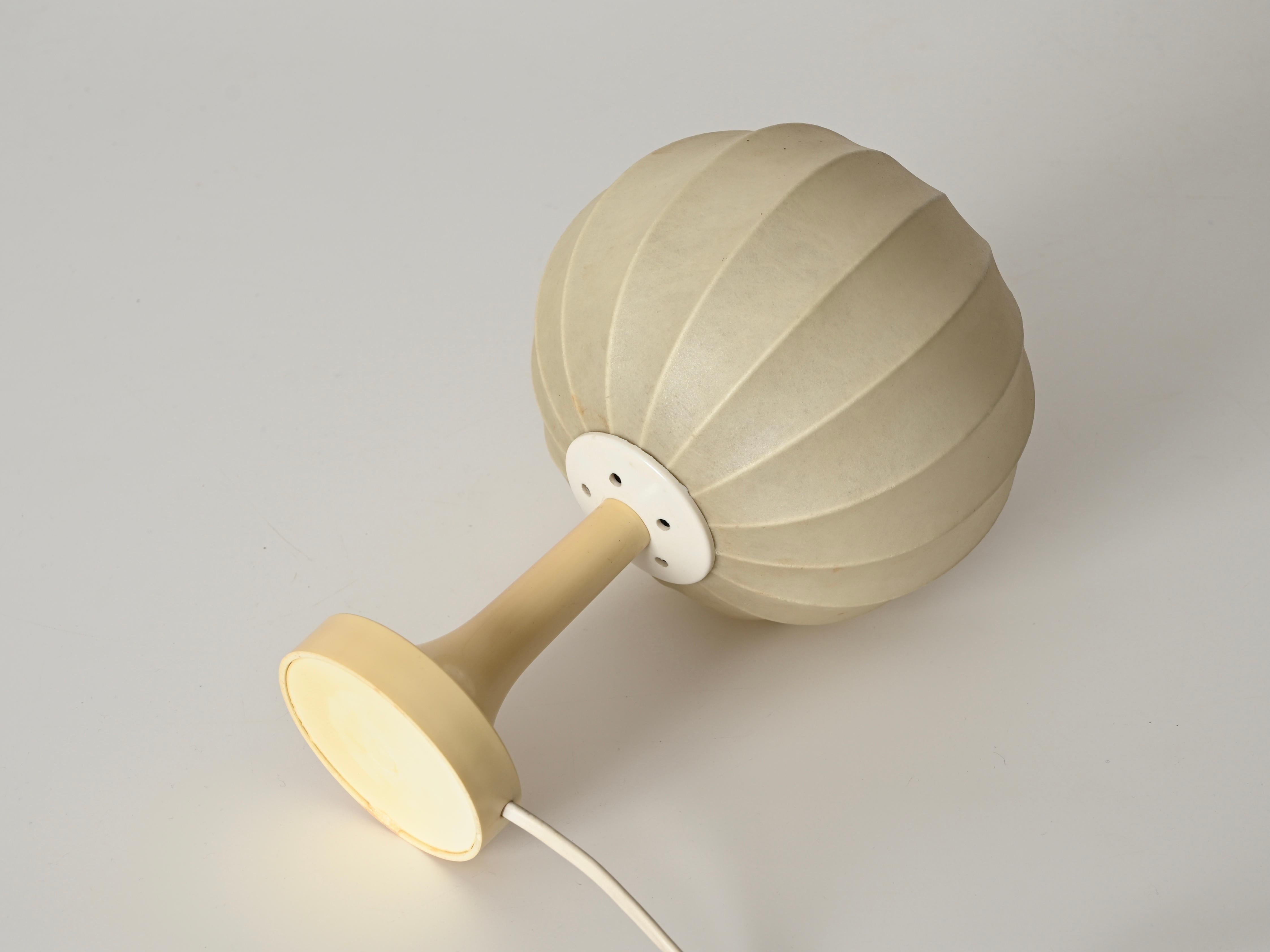 Lampada da tavolo con base in crema Cocoon di Castiglioni, metà secolo 1960 in vendita 5