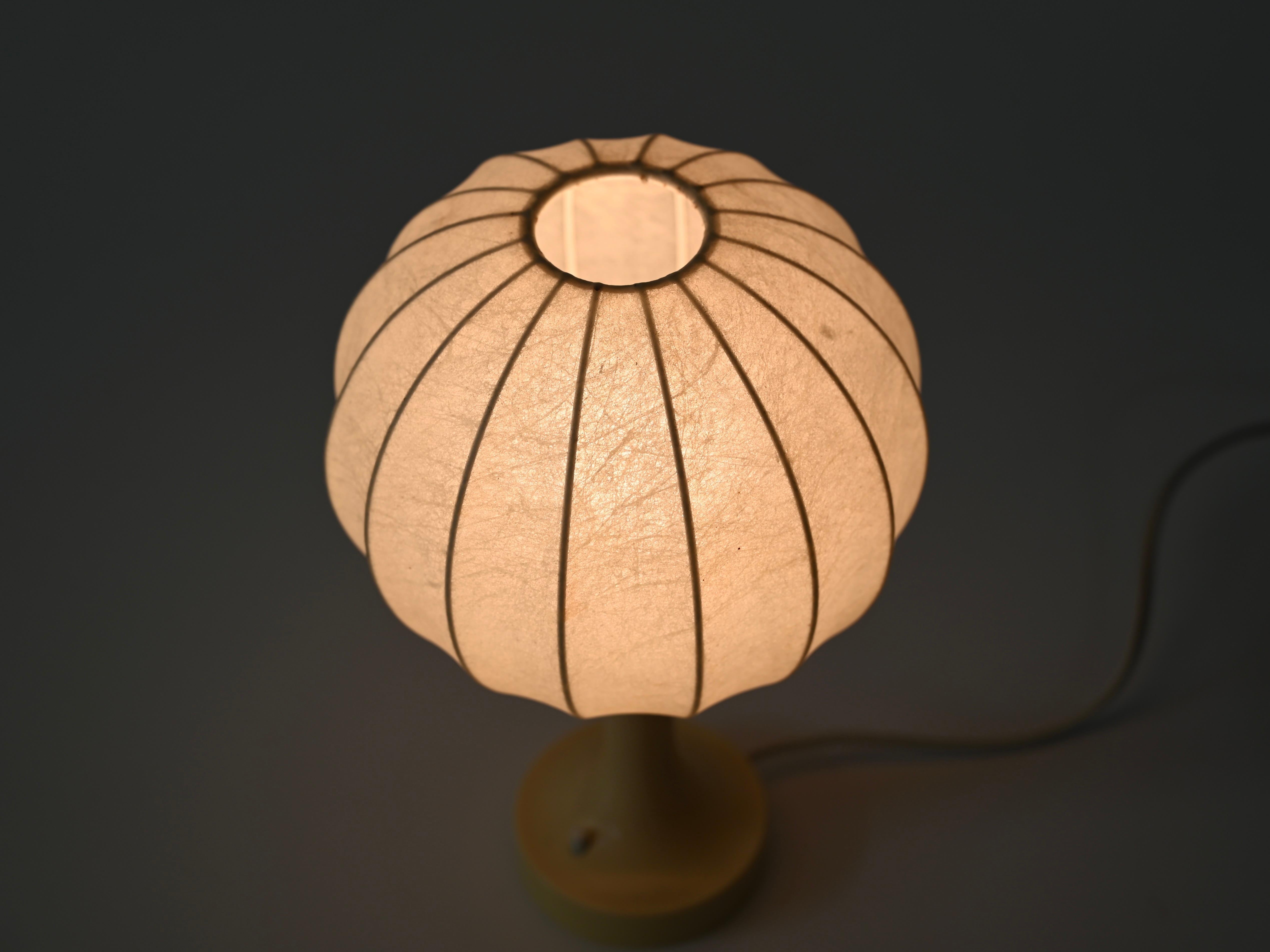 Lampada da tavolo con base in crema Cocoon di Castiglioni, metà secolo 1960 in vendita 7