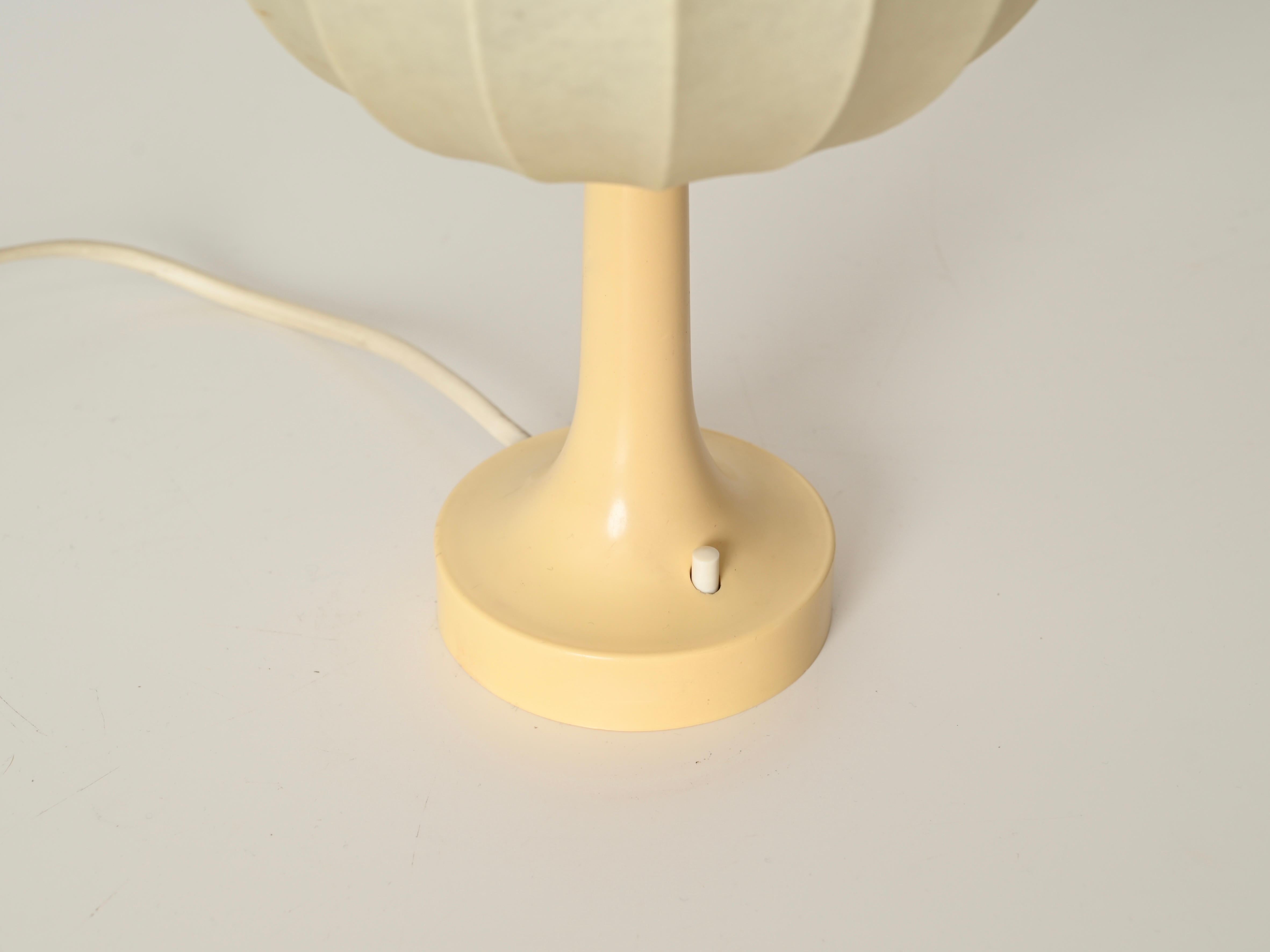 Lampada da tavolo con base in crema Cocoon di Castiglioni, metà secolo 1960 In condizioni buone in vendita a Roma, IT