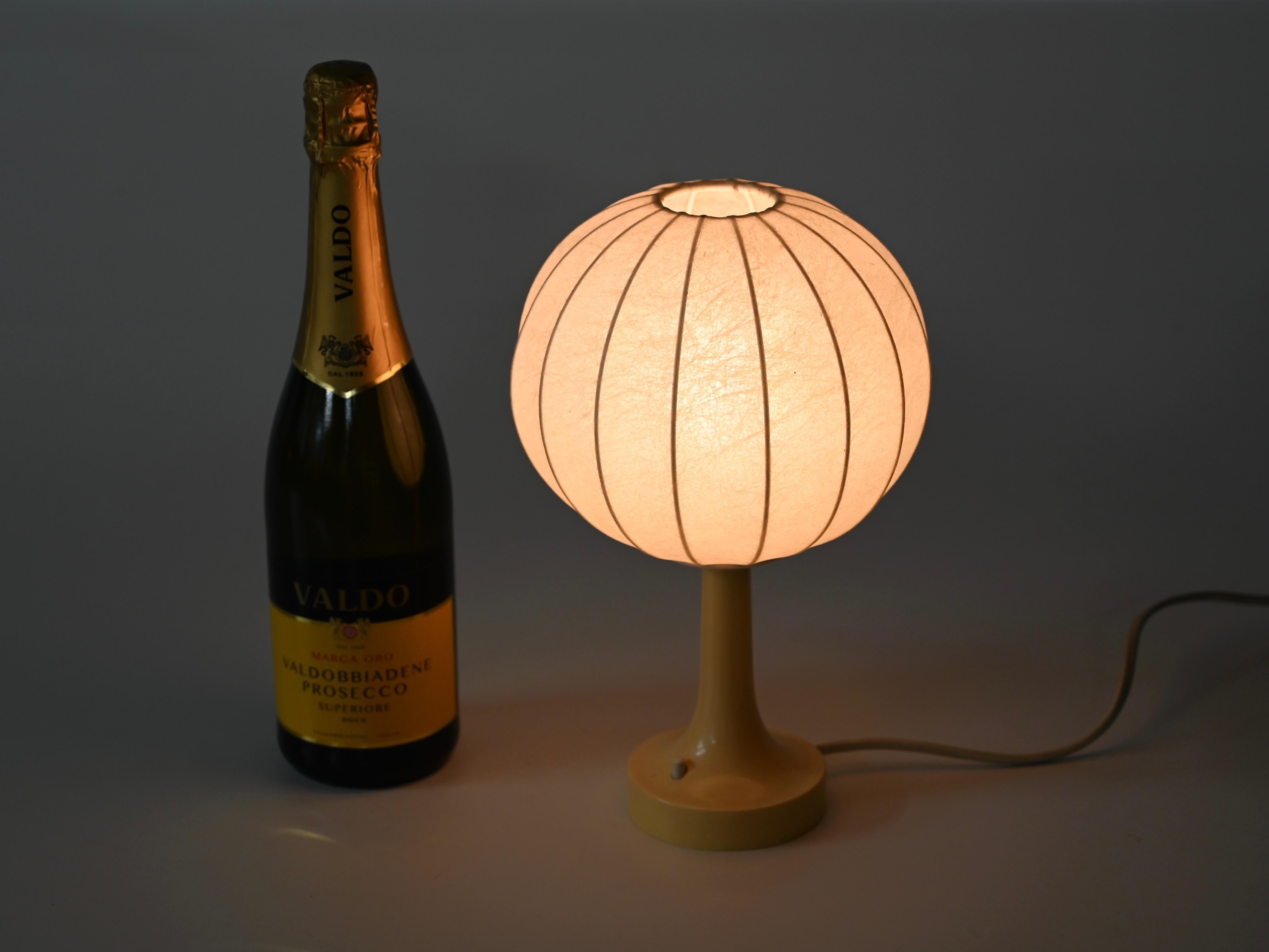 Plastica Lampada da tavolo con base in crema Cocoon di Castiglioni, metà secolo 1960 in vendita