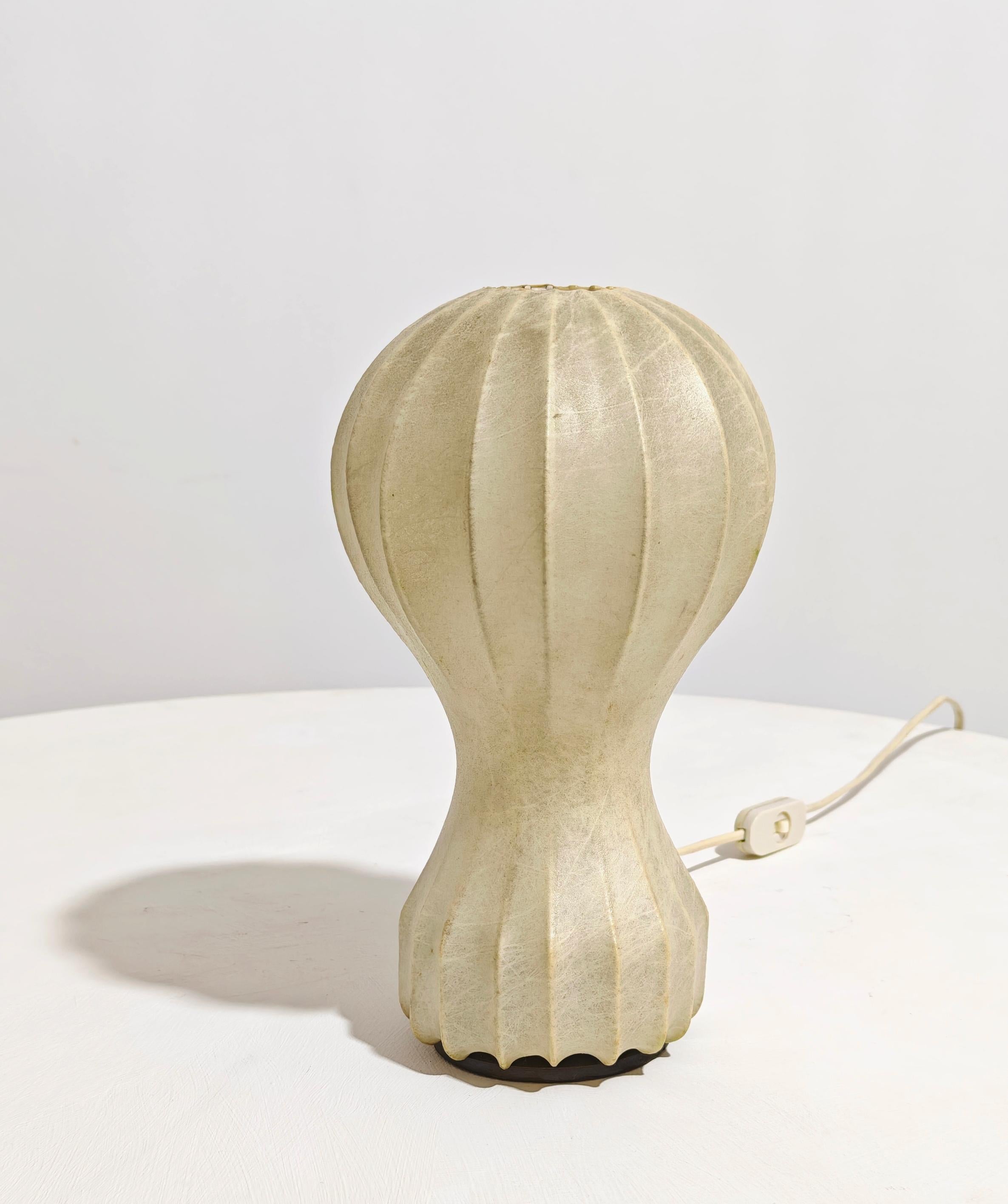 Fait main Lampe de table 'Gatto' Cocoon du milieu du siècle Achille & Pier Castiglioni Flos Italie 62s en vente