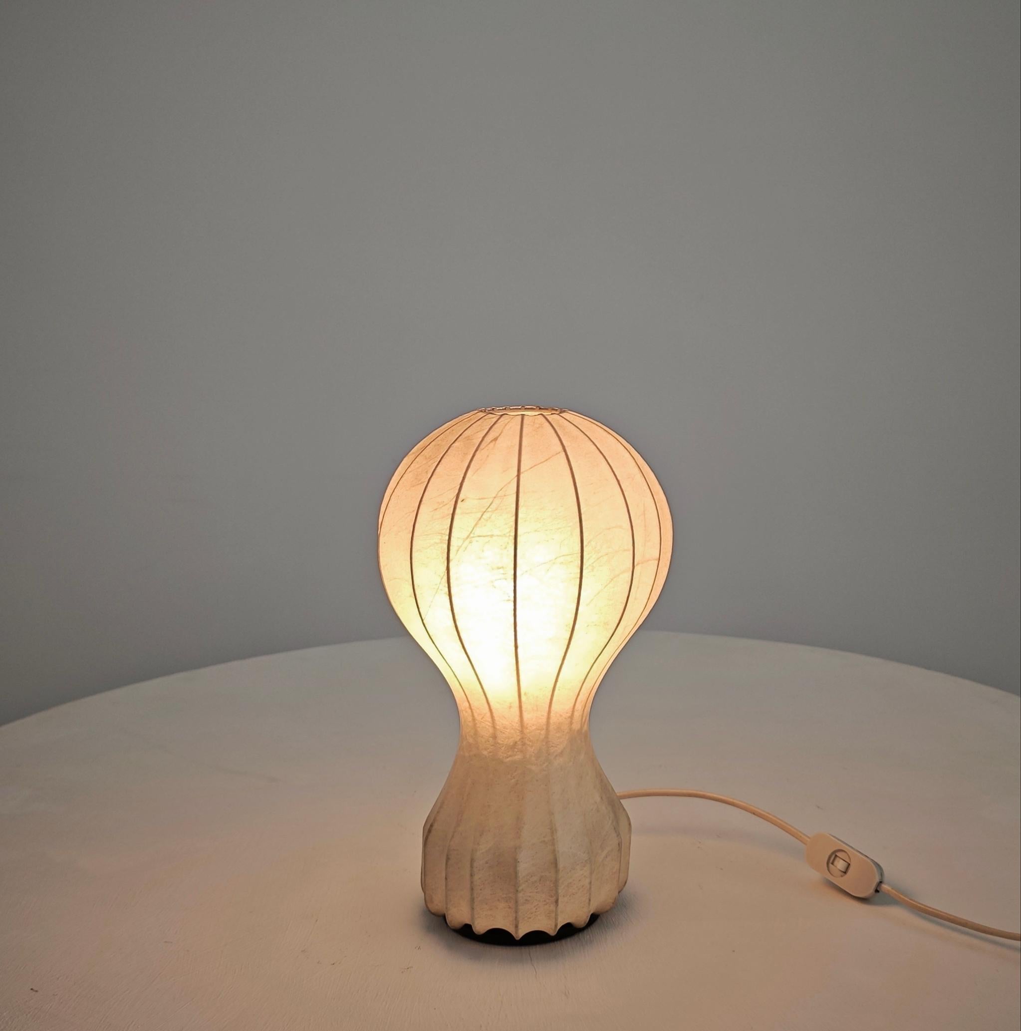 Lampe de table 'Gatto' Cocoon du milieu du siècle Achille & Pier Castiglioni Flos Italie 62s en vente 1