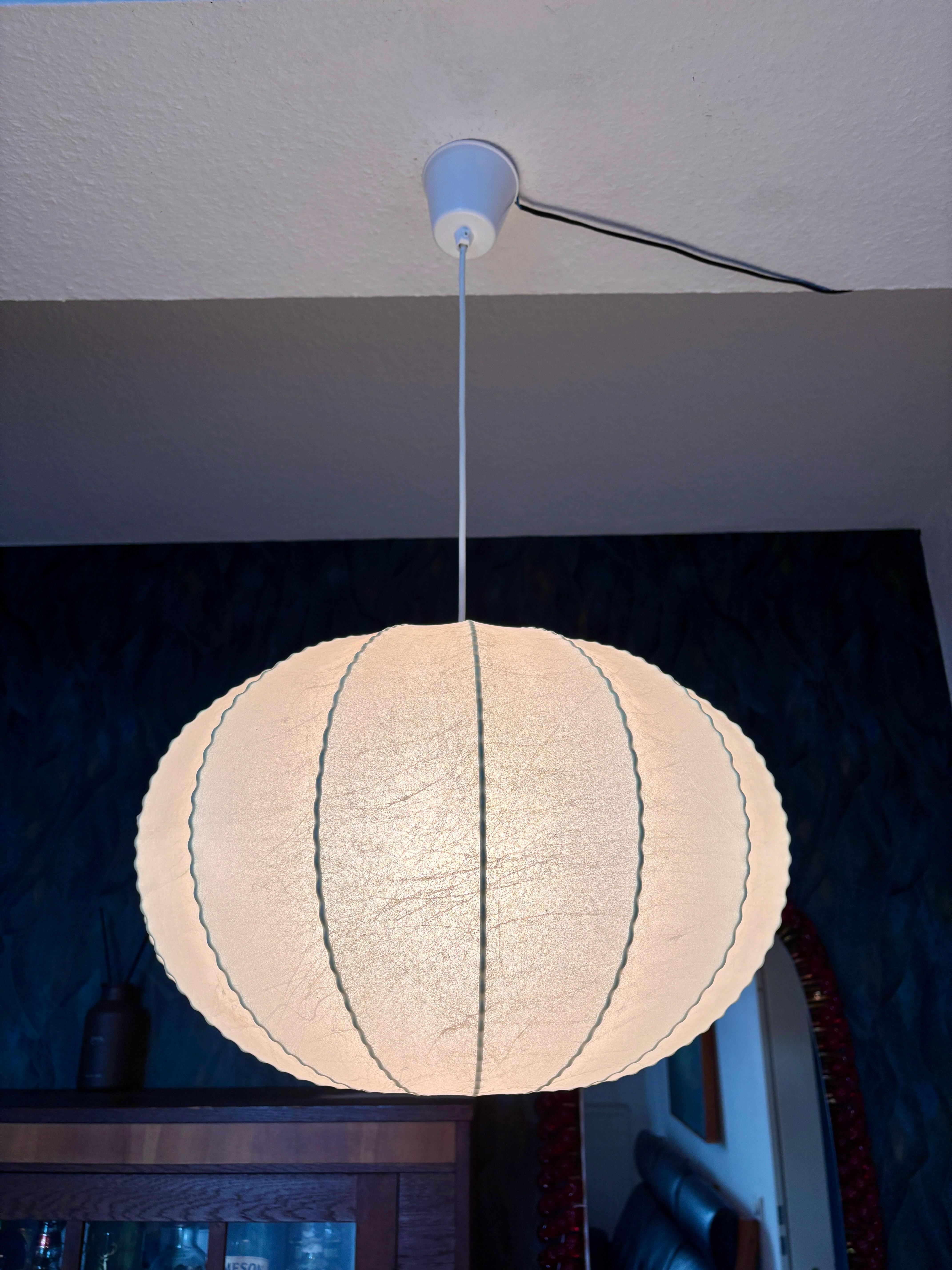 Lampe suspendue Cocoon conçue par Achille Castiglioni dans les années 1960 et fabriquée en Allemagne par Goldkant. L'abat-jour est en résine originale.

Il est en bon état vintage. L'abat-jour ne présente ni trous ni fissures. Le cadre, en fil de