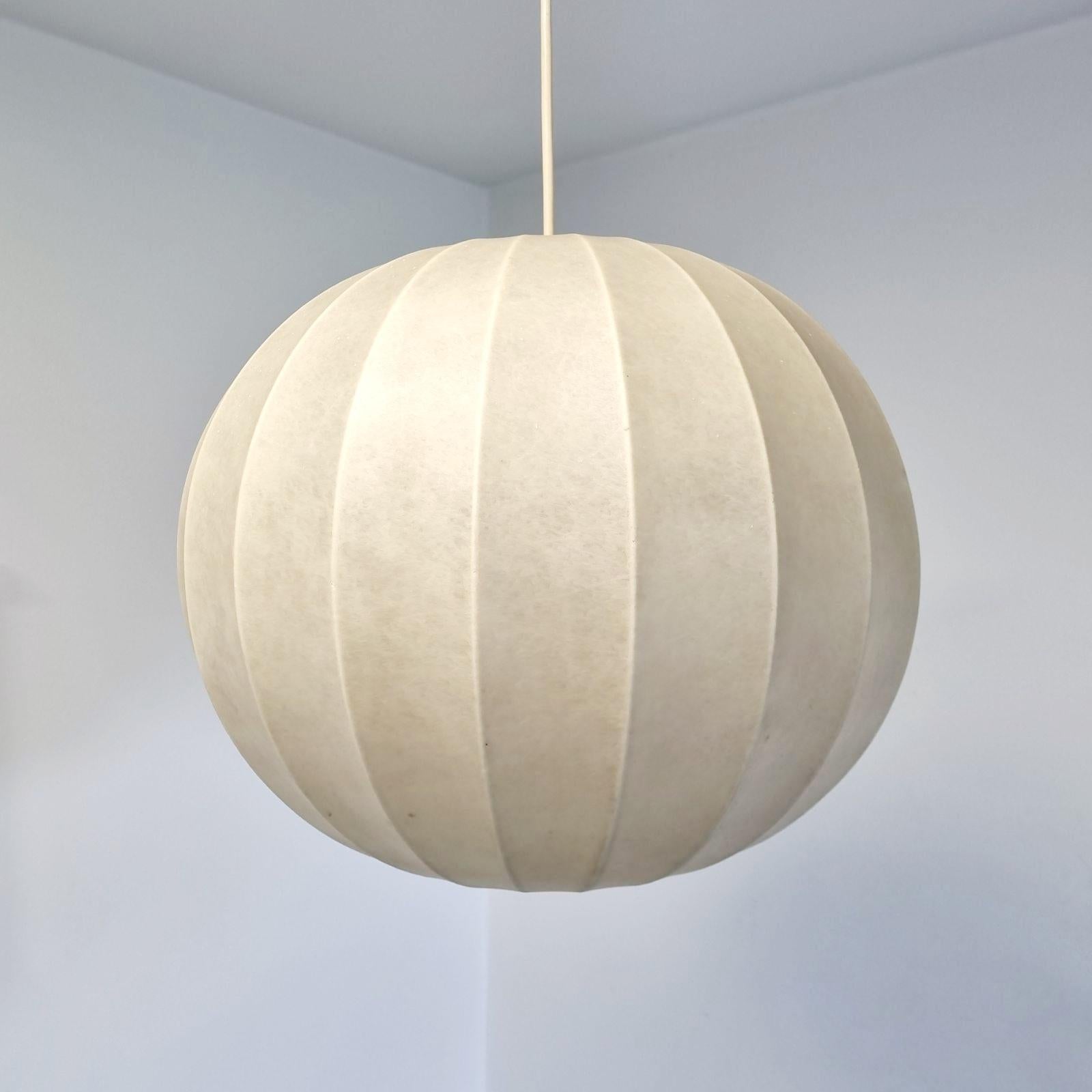 Mid Century Cocoon Pendelleuchte, entworfen von Achille Castiglioni in den 60er Jahren. Die Lampe ist in sehr gutem Zustand mit geringen Gebrauchs- und Altersspuren (siehe Fotos), funktioniert perfekt.

Abmessungen:

Höhe des Schirms: