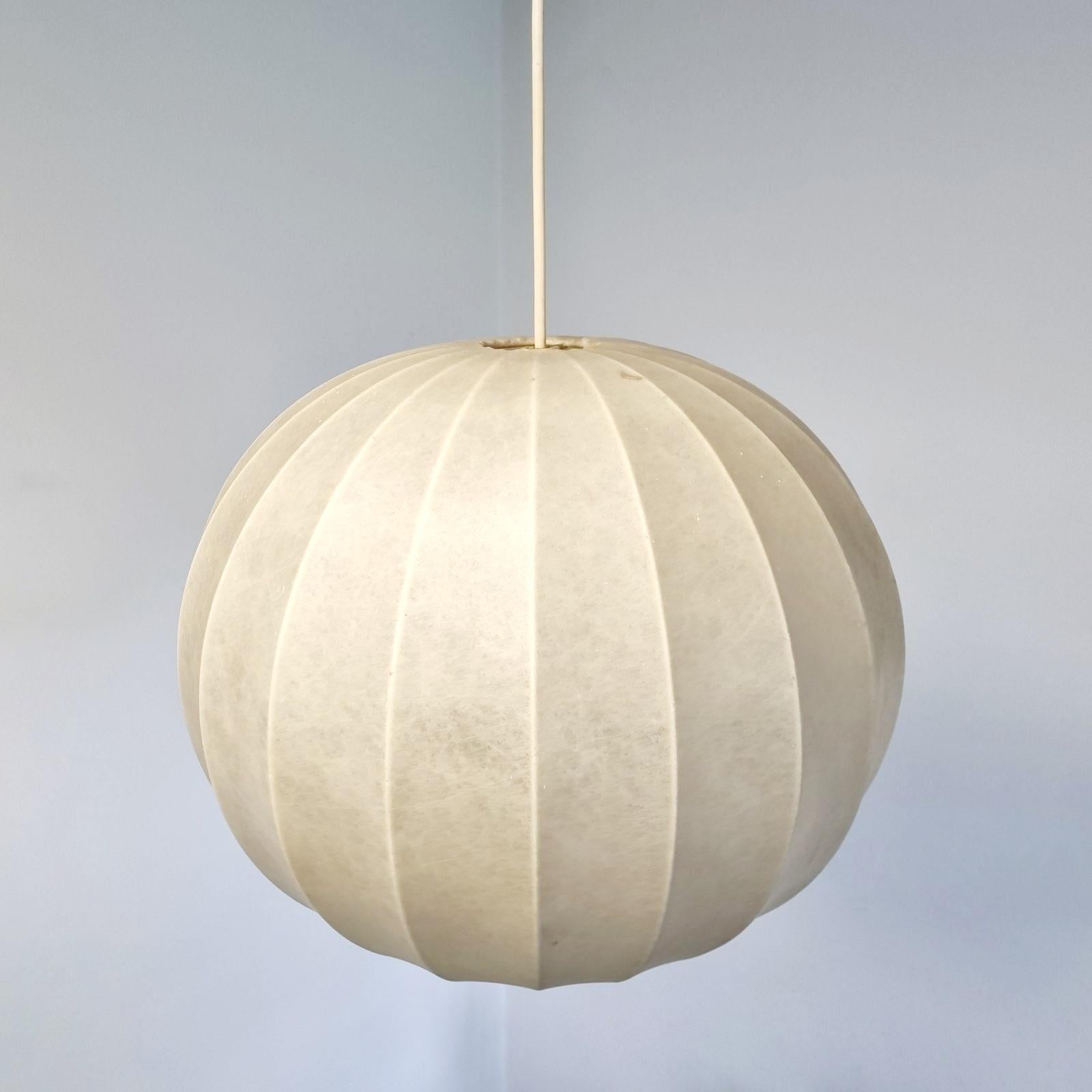 Cocoon-Pendelleuchte aus der Mitte des Jahrhunderts von Achille Castiglioni für Flos, Italien, 1960er Jahre (Metall) im Angebot