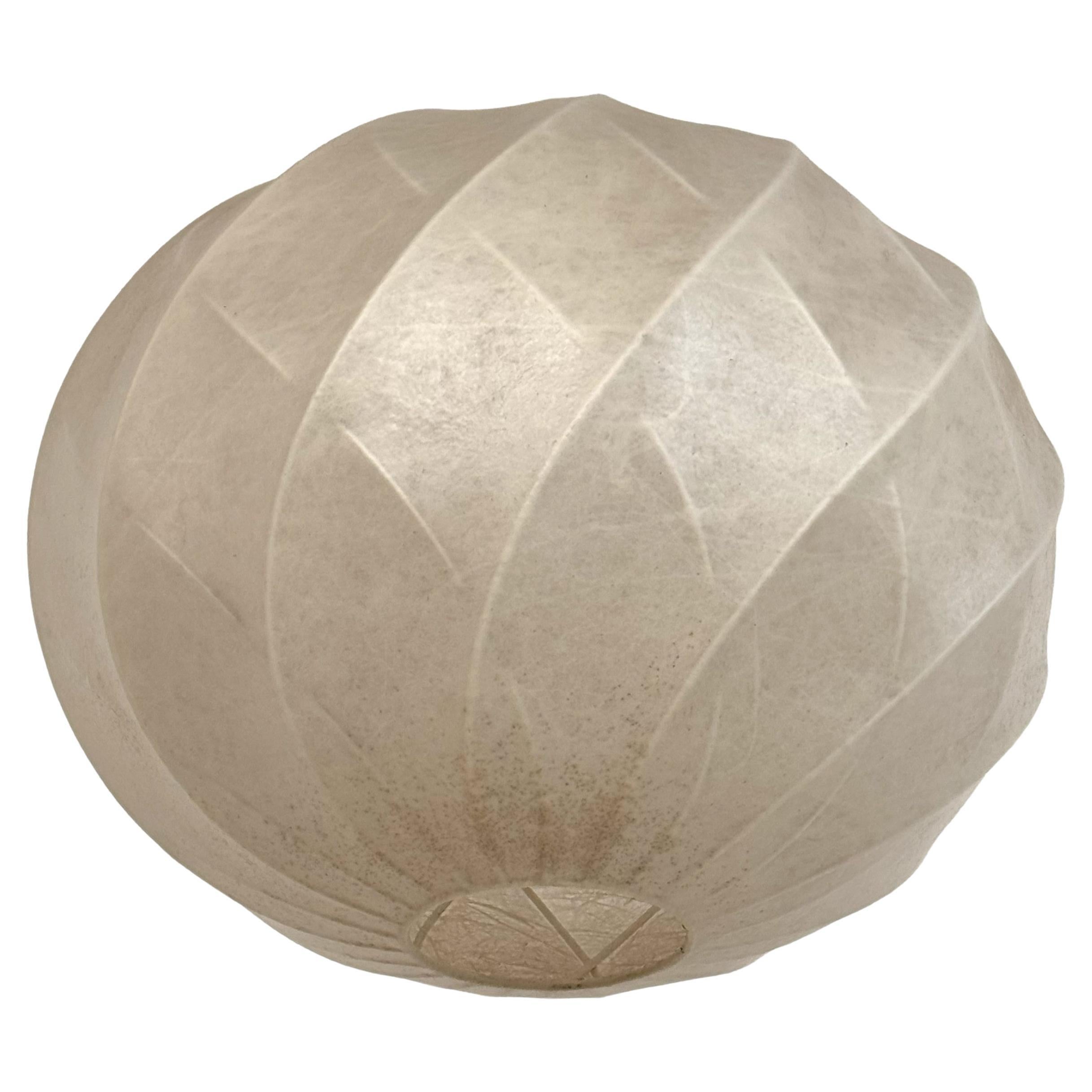 Lampada a sospensione Cocoon di Goldkant, metà secolo, anni '80

Moderna lampada a sospensione a forma di palla con bozzolo di tendenza in resina, prodotta in Germania negli anni '80 da Goldkant.
Il bozzolo è in buono stato e non presenta fori, ma