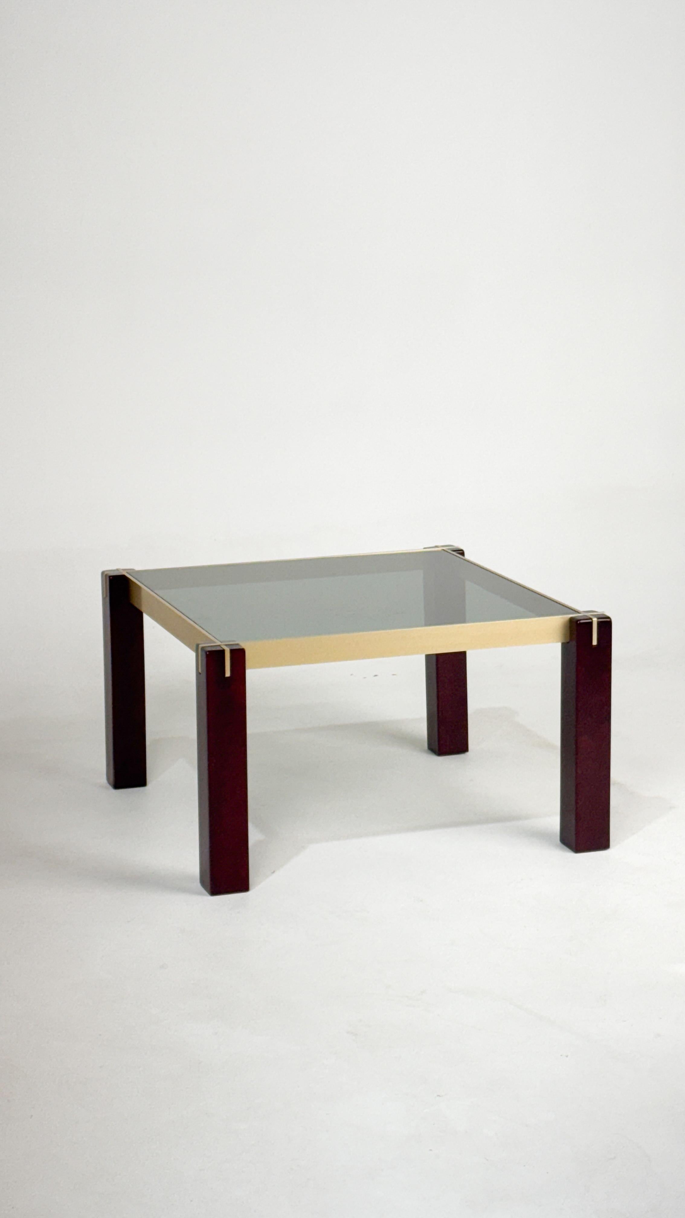 Table basse vintage italienne, années 1960

Une table basse italienne élégante et sophistiquée conçue dans les années 1960. Il présente des lignes minimalistes et des matériaux de haute qualité - des pieds en bois massif combinés à des détails