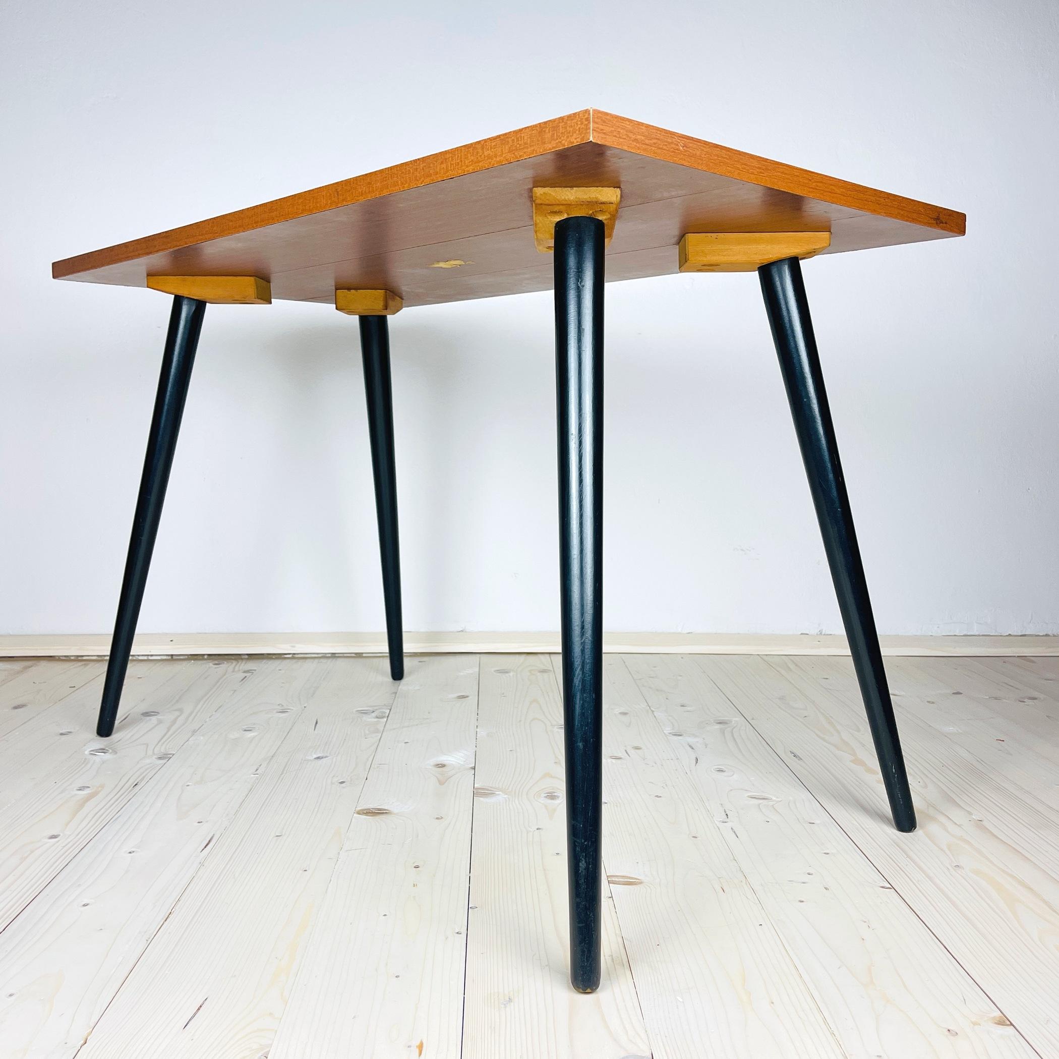 Midcentury Couchtisch Jugoslawien 1960er Jahre (Sperrholz) im Angebot