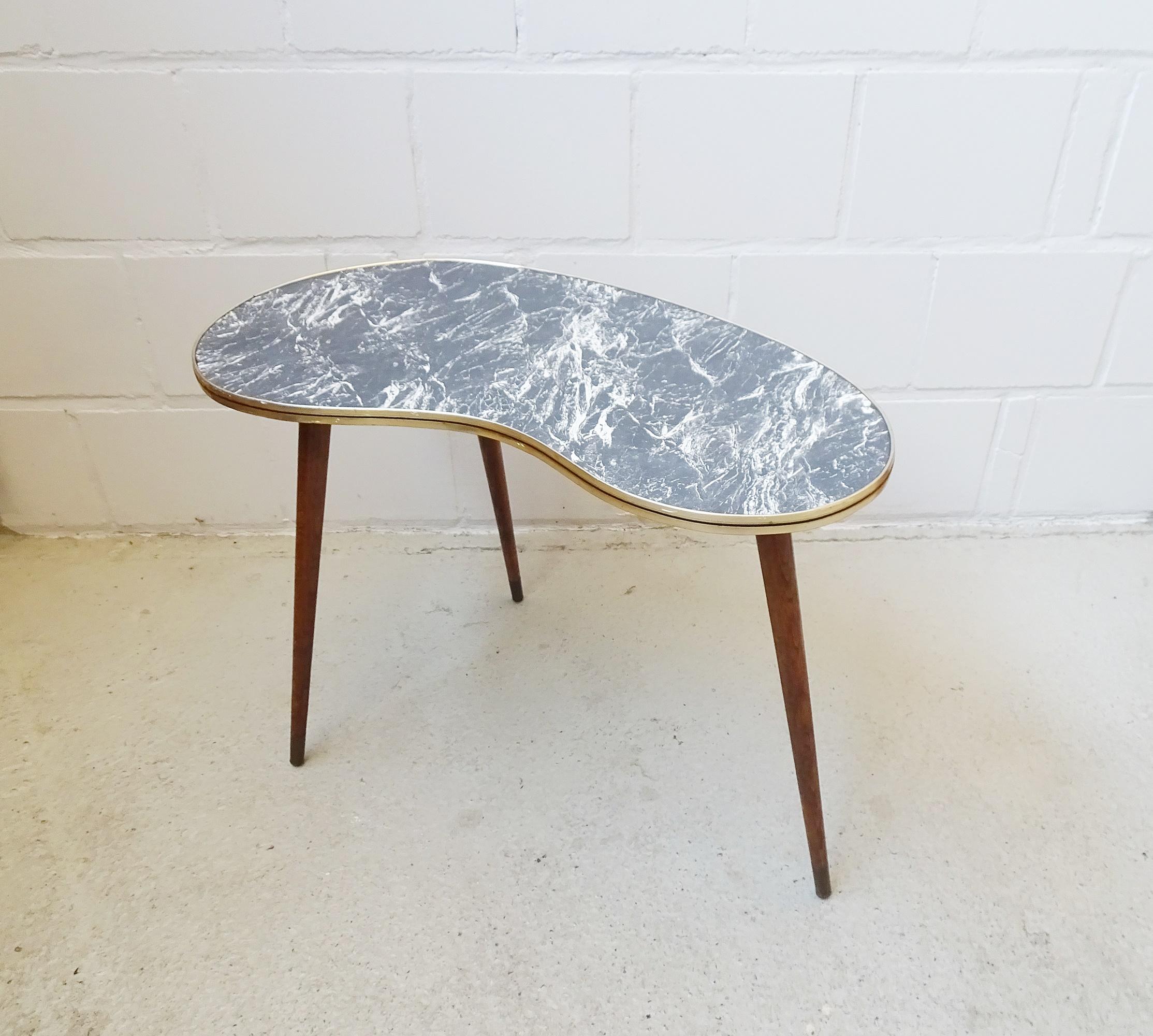 Nierentisch im Vintage-Stil mit einer Formica-Tischplatte in schwarz-weißer Marmoroptik und drei abnehmbaren Beinen. Der mittelgroße Tisch hat die ideale Höhe, um als Couchtisch oder Beistelltisch verwendet zu werden. Die zeitlose Marmorierung und