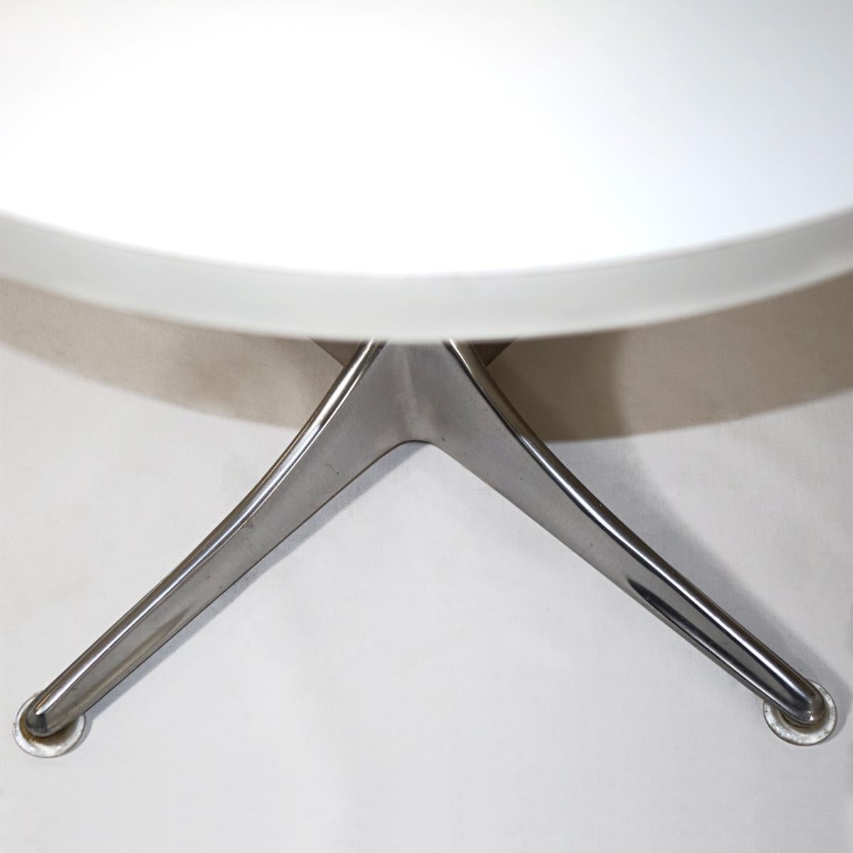 This practical occasional table was designed in the 1970s by Horst Brüning. Its chrome base consists of four beautifully shaped legs.