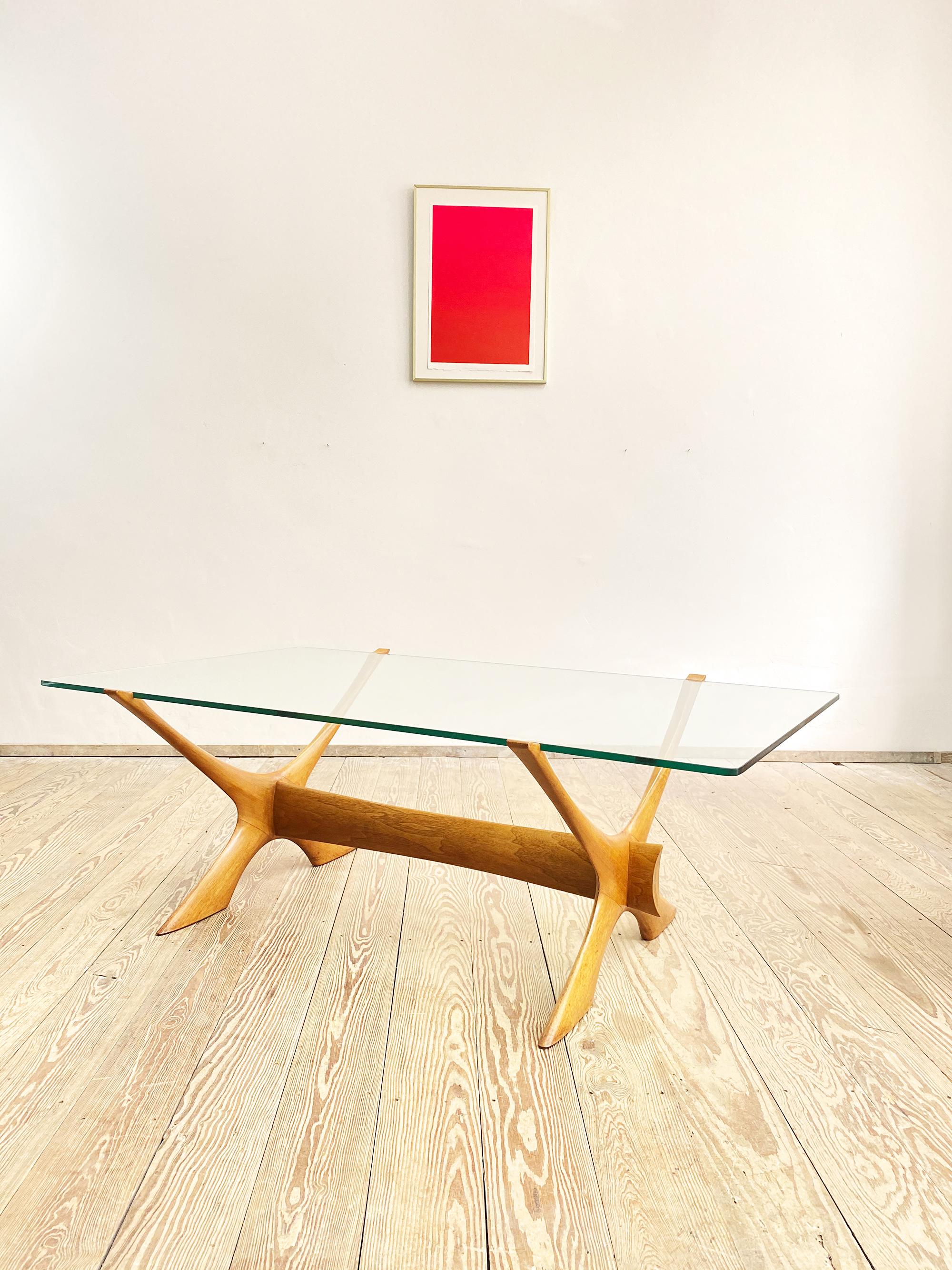 Cette table basse scandinave a été conçue par Illum Wikkelso pour CF Christiansen Silkeborg au Danemark dans les années 1960. Typique du meilleur design moderne danois, l'excellent travail artisanal s'accorde avec les détails raffinés tels que les