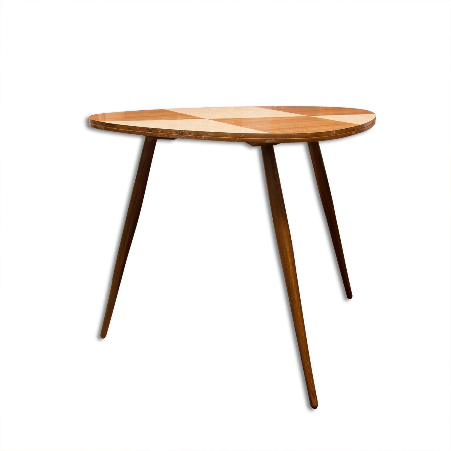 Table d'appoint ou table basse de couleur Midcentury. Matériaux : Formica, bois de hêtre. Une pièce rétro cool. Objet vintage en très bon état.

   