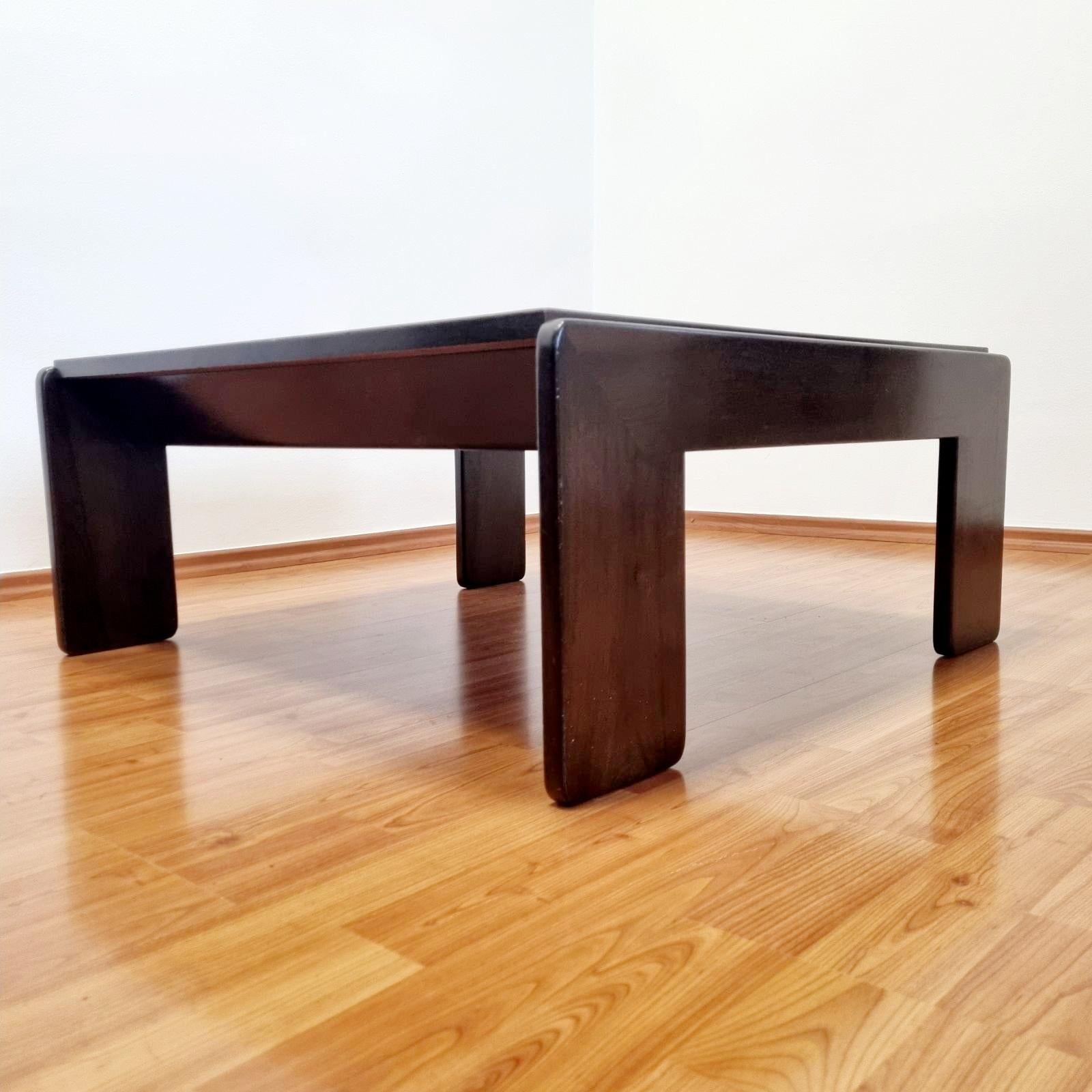 Cette table basse du milieu du siècle a été conçue par le groupe Afra & Tobia.  Scarpa en 1962 et fabriqué par la manufacture italienne Gavina. Il s'agit d'une table de production précoce de la série Bastiano. Il est composé de  en bois et finie