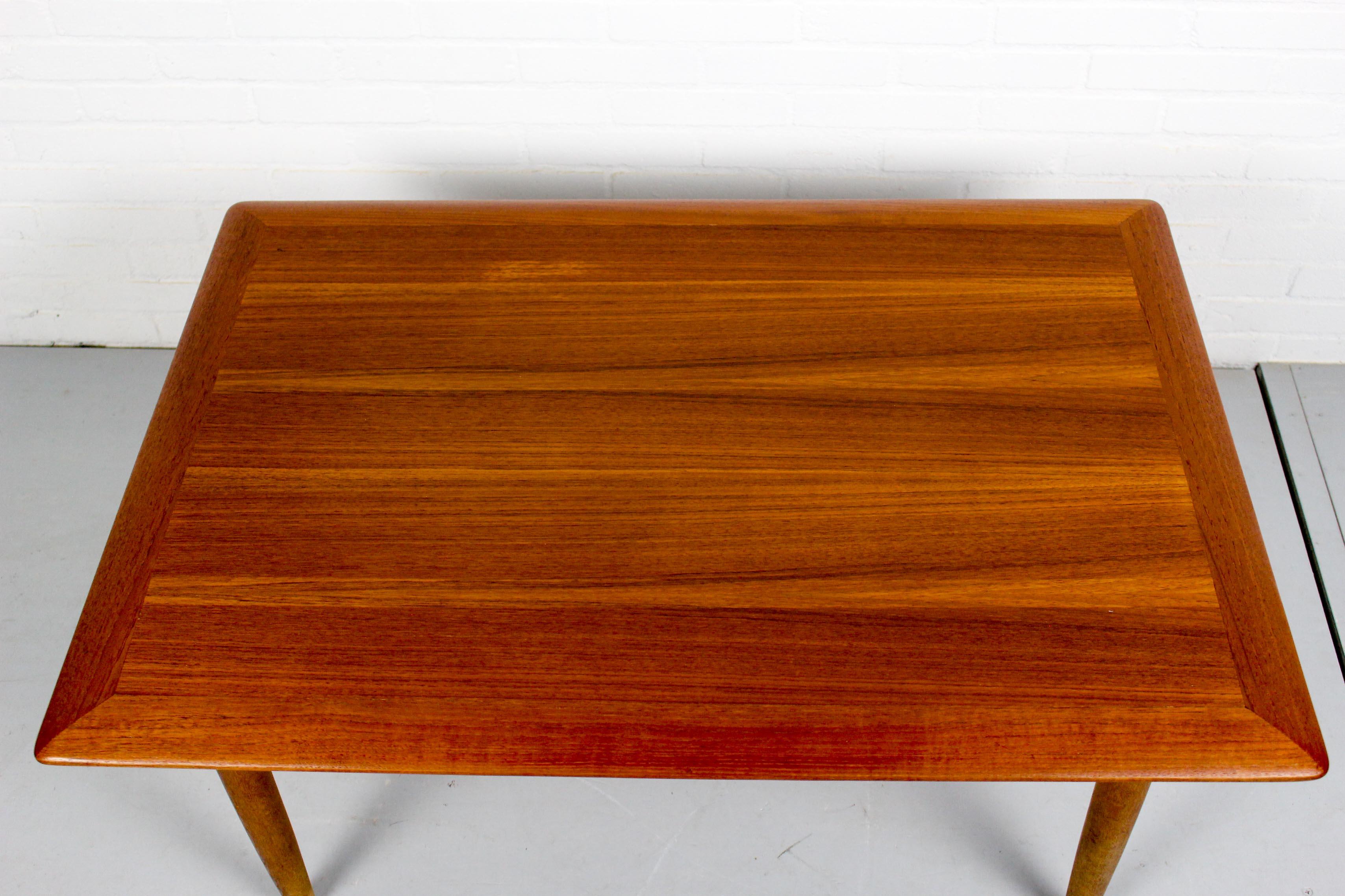Coffee Table by Aksel Bender Madsen for Bovenkamp, 1960s.

Dimensions: Coffee table 47 cm H, 100 cm W, 71 cm D.
  