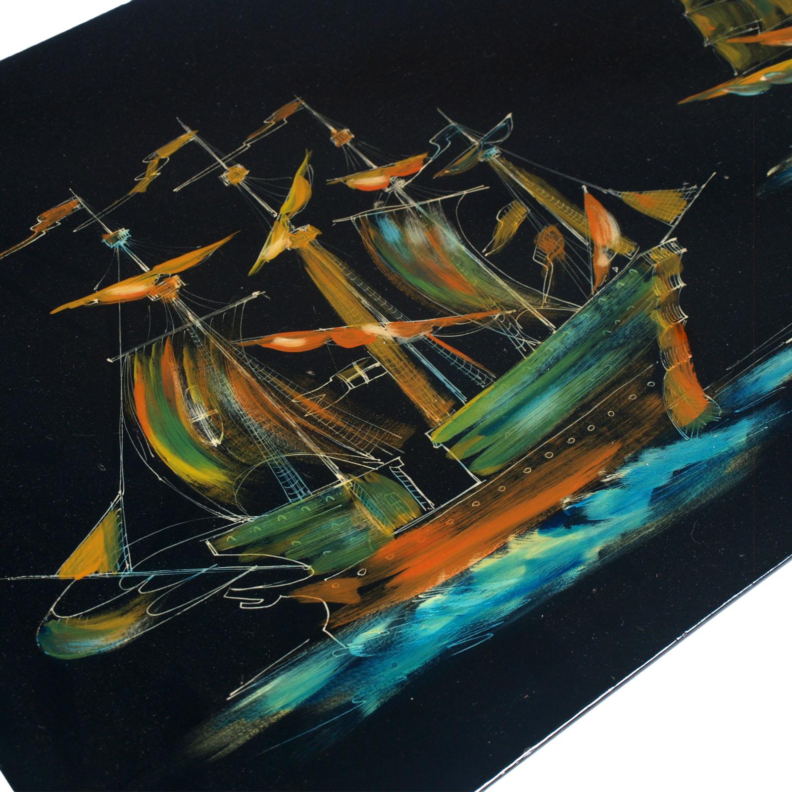 
Szene mit zwei Segelschiffen, Originaltechnik auf geharzter Holzplatte, entworfen und ausgeführt von der Gruppo d'Arte Decalage aus Turin, handbemalt. Auf der Rückseite befindet sich das Authentifizierungslabel der Gruppe. Der Tisch hat Füße aus