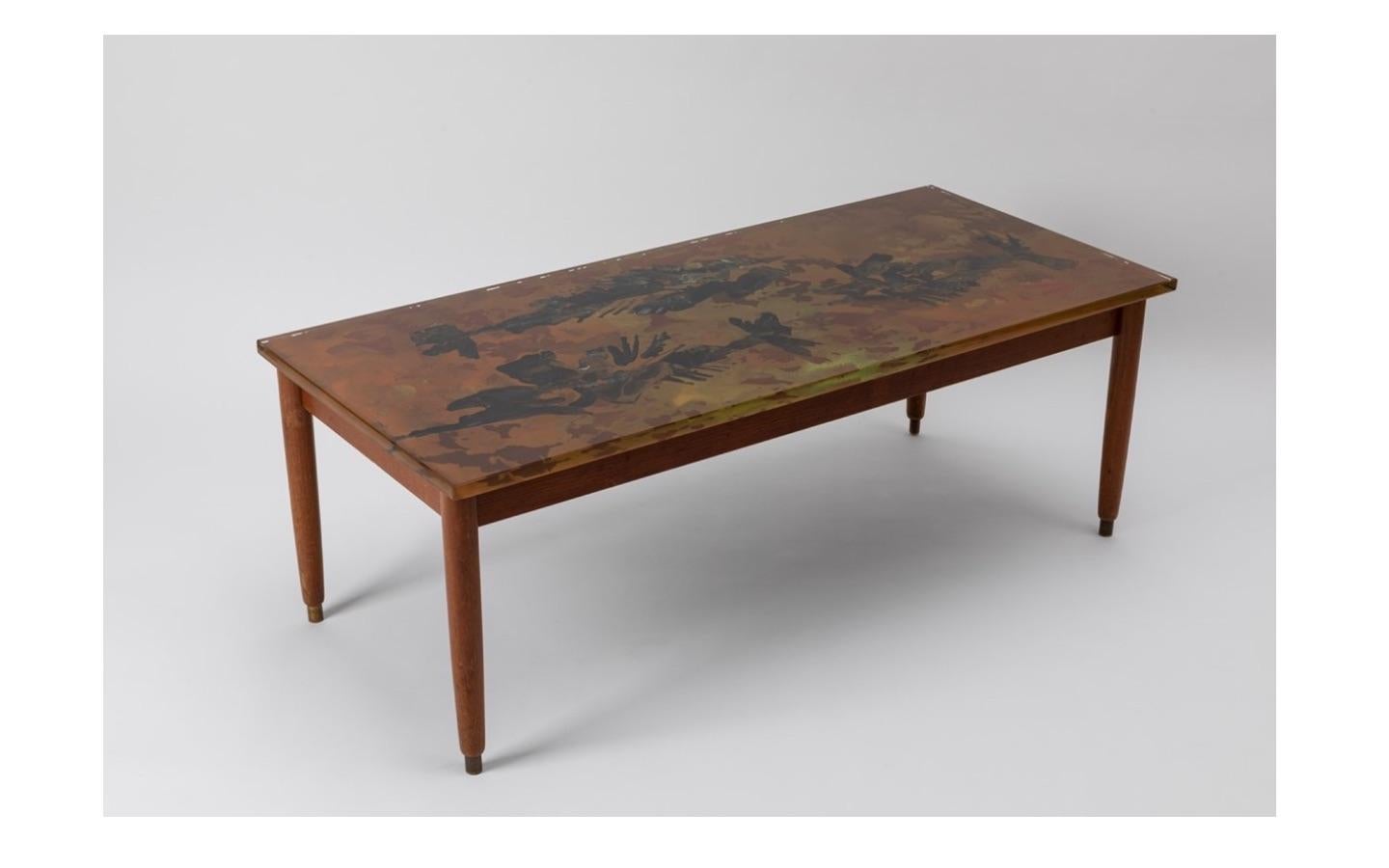 Coffee table in thick cut and painted crystal designed by Duilio Bernabè (Dubè) and produced by Fontana Arte in circa 1950. Signed 