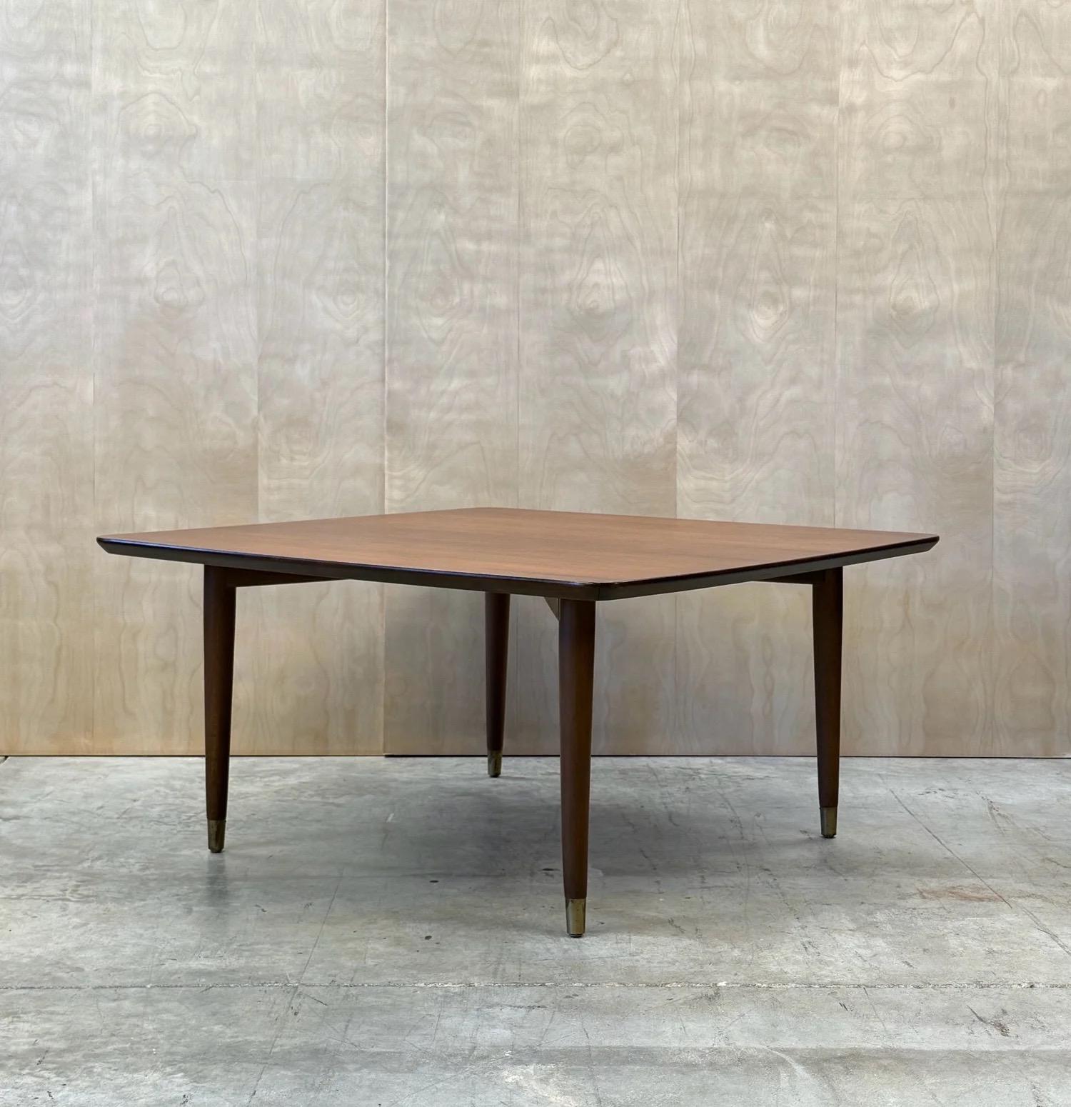 Tavolino da caffè di metà secolo disegnato da Folke Ohlsson per Dux, Svezia. Questo pezzo presenta un piano quadrato in legno di teak con venature calde e vivaci. Siede in cima a quattro gambe affusolate in legno. I tappi in ottone sono presenti su