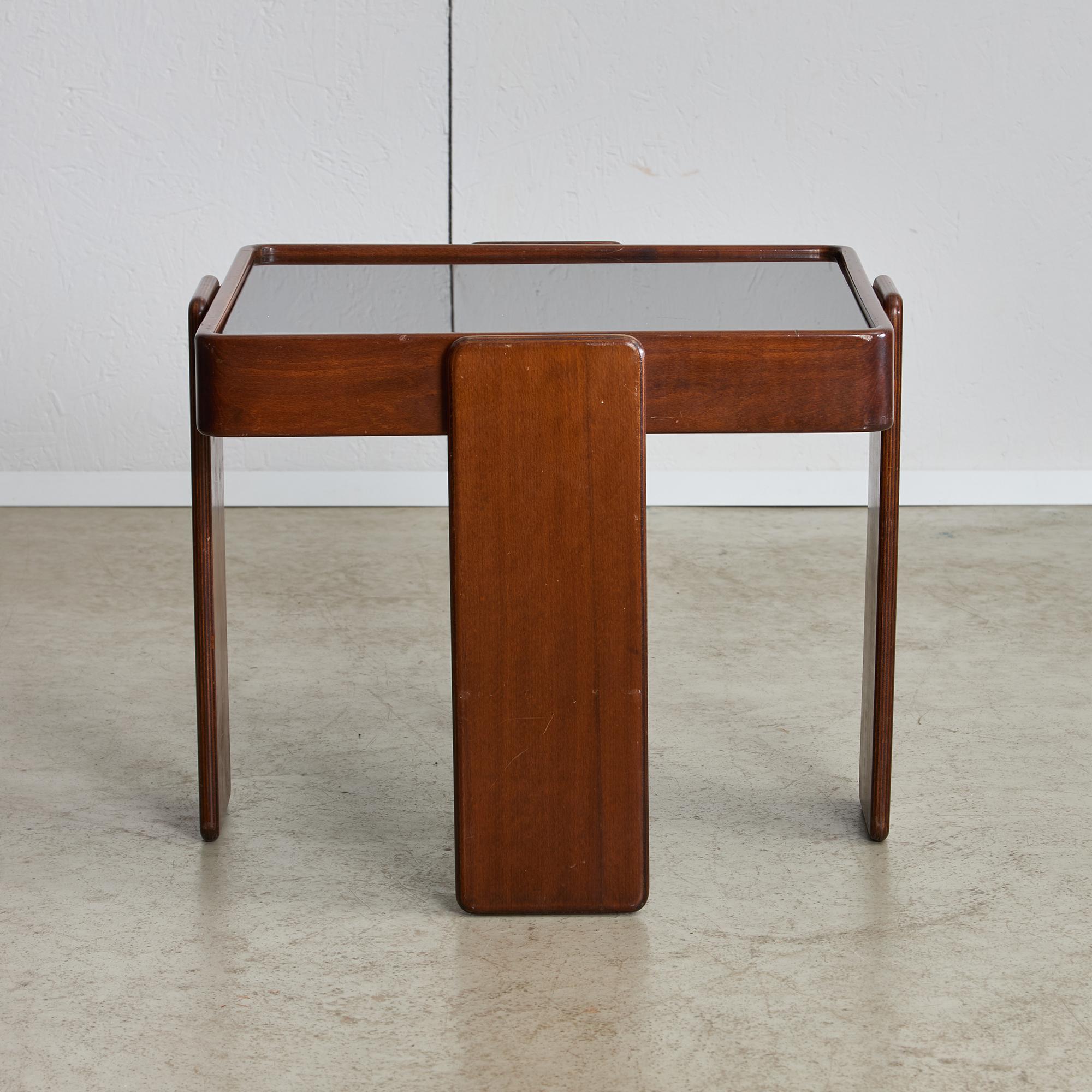 Gianfranco Frattini était un designer italien influent, connu pour ses conceptions de meubles élégants et fonctionnels, en particulier au milieu du XXe siècle. Ses tables basses présentent souvent un mélange d'esthétique moderniste et d'artisanat