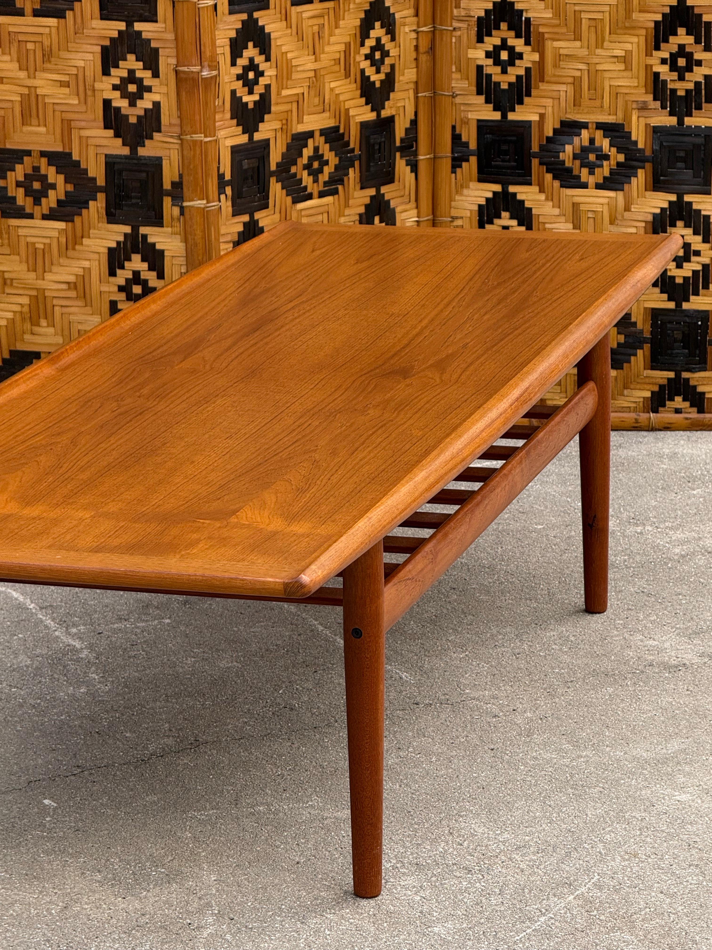 Mid-Century moderno Tavolino da caffè del medio secolo di Grete Jalk by Glostrup in vendita